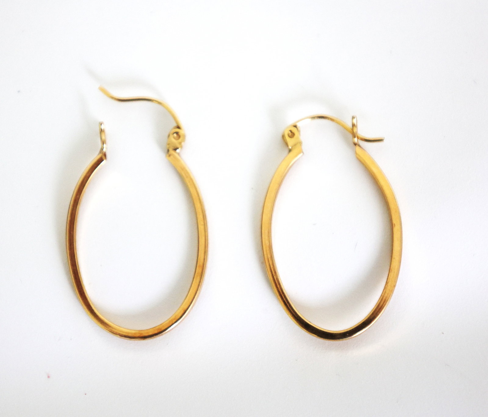 1.09 DWT 14K Yellow Gold Oval Hoop Earrings (1 of 2)