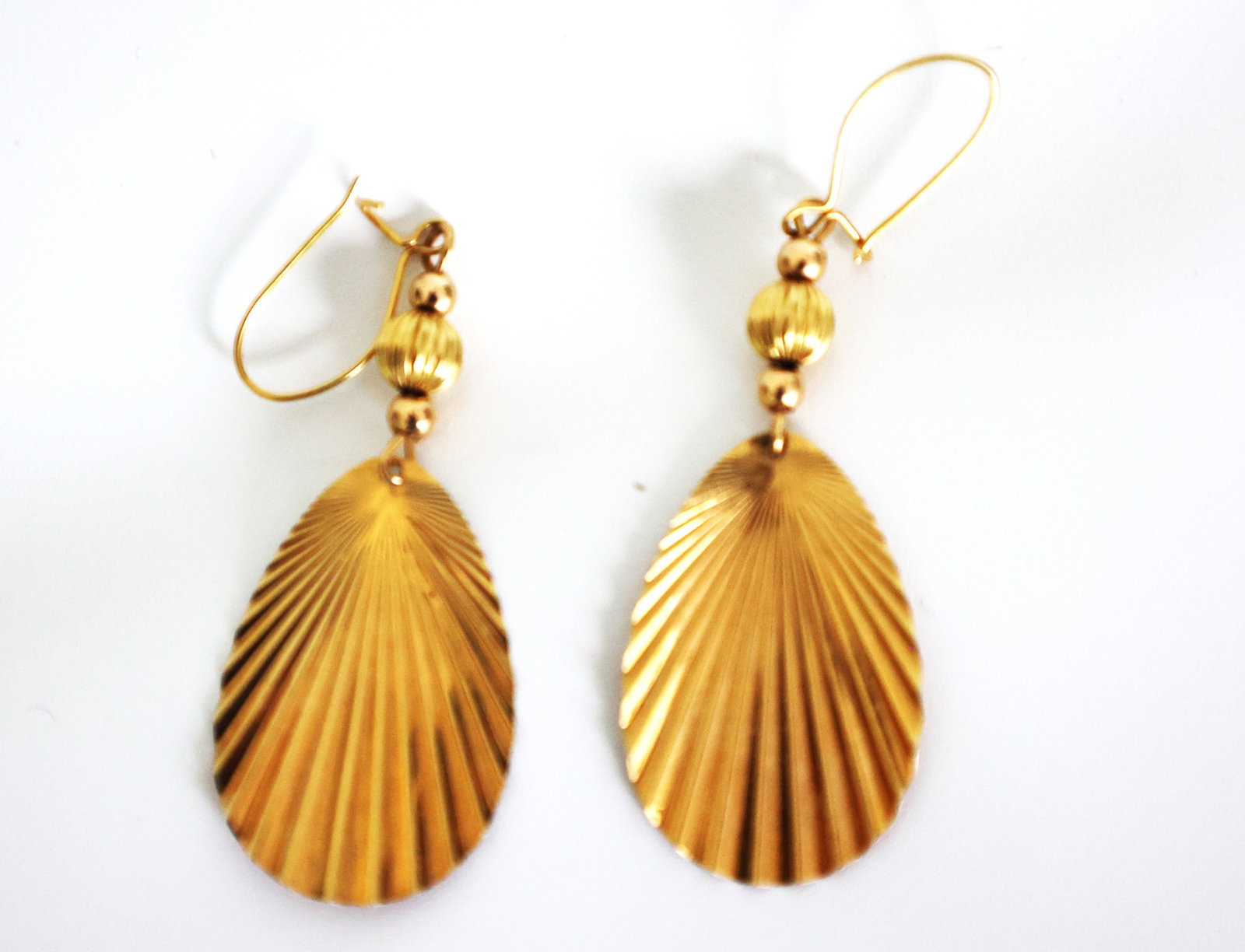 0.98 DWT 14K Yellow Gold Pierced Fan Tear Shaped Drop Earrings (1 of 3)