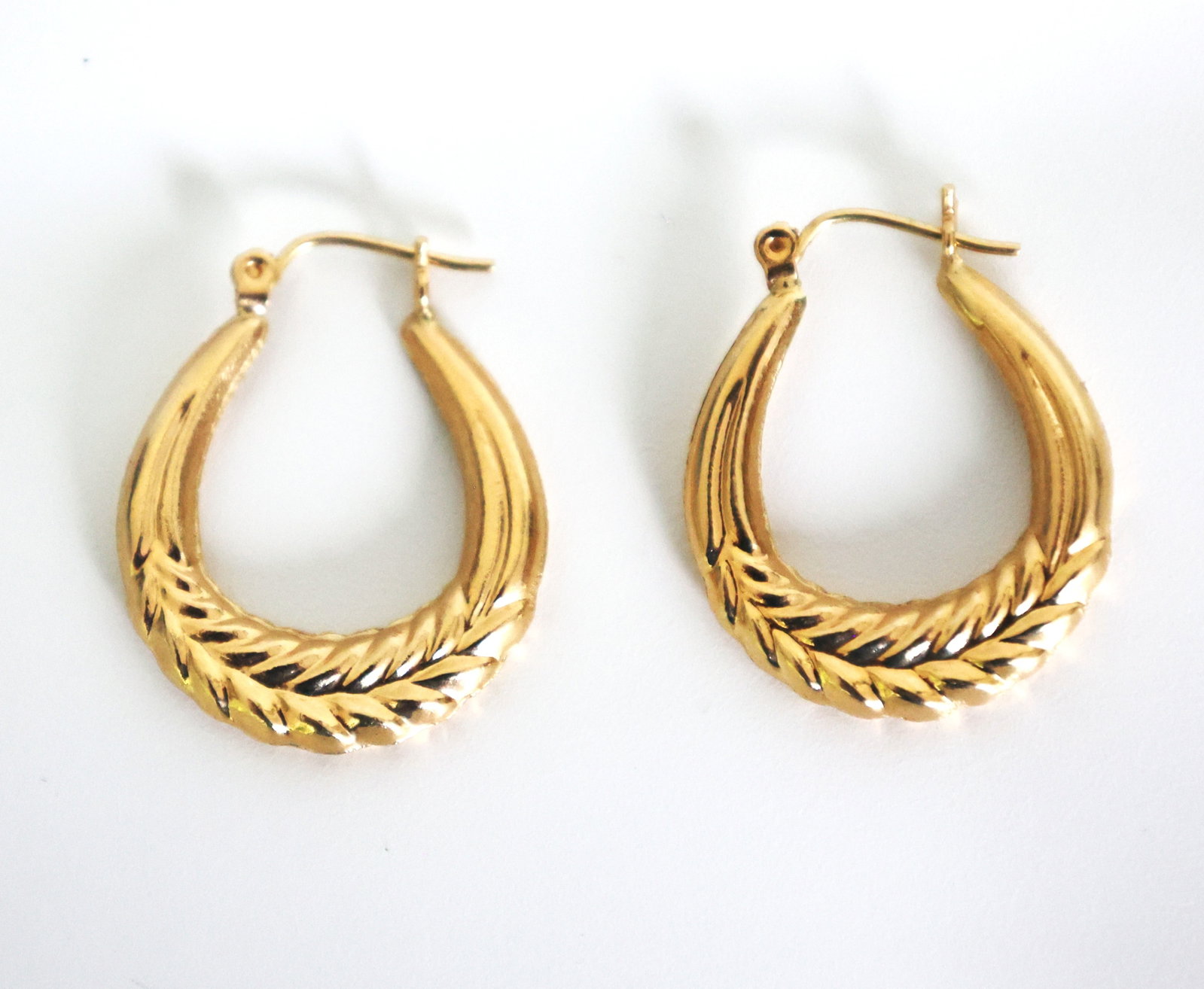 1.38 DWT 14K Yellow Gold Hoop Earrings ; 1 in. x 7/8 in.: 1.38 DWT 14K Yellow Gold Hoop Earrings ; 1 in. x 7/8 in.