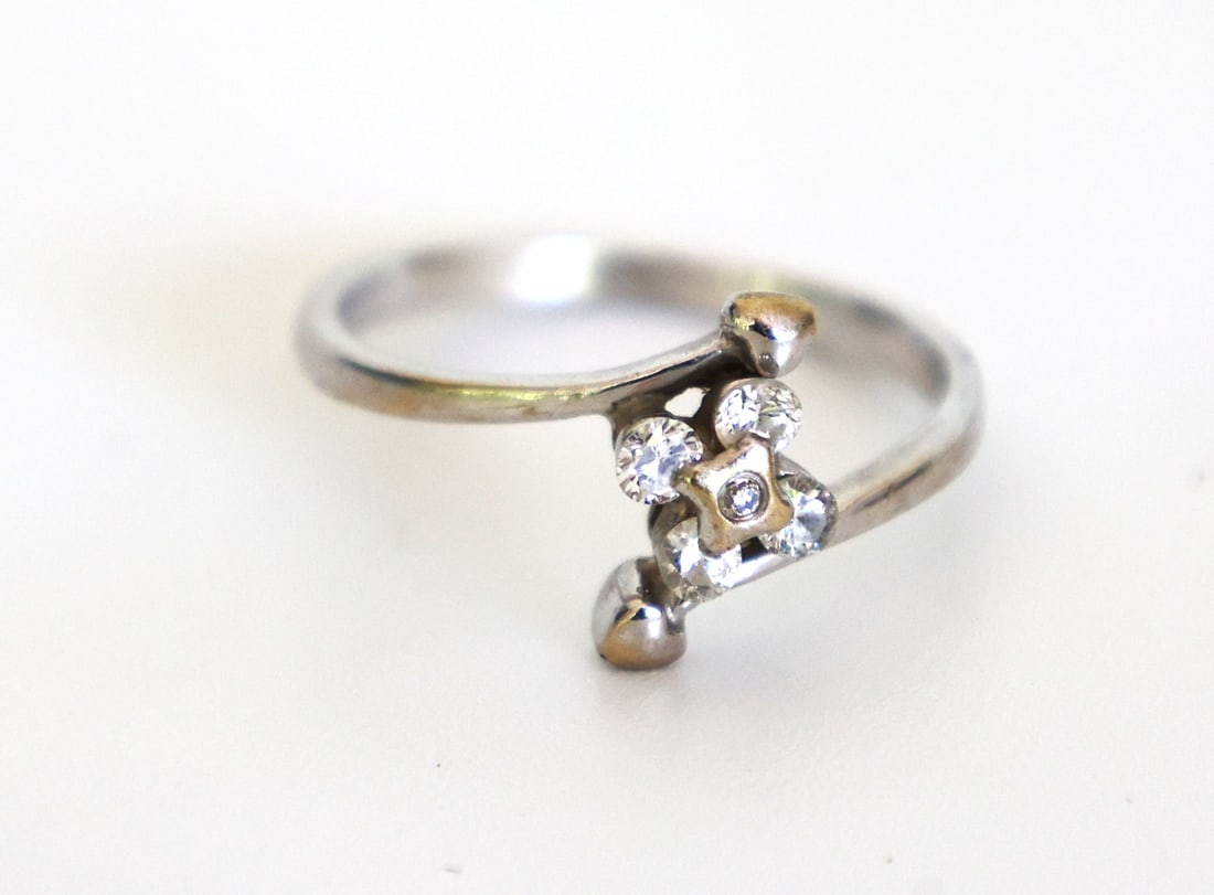 1.39 DWT 18K White Gold with 5 Diamonds Ring Size 6: 1.39 DWT 18K White Gold with 5 Diamonds Ring Size 6.Size: 3/4 in. x 1/2 in.