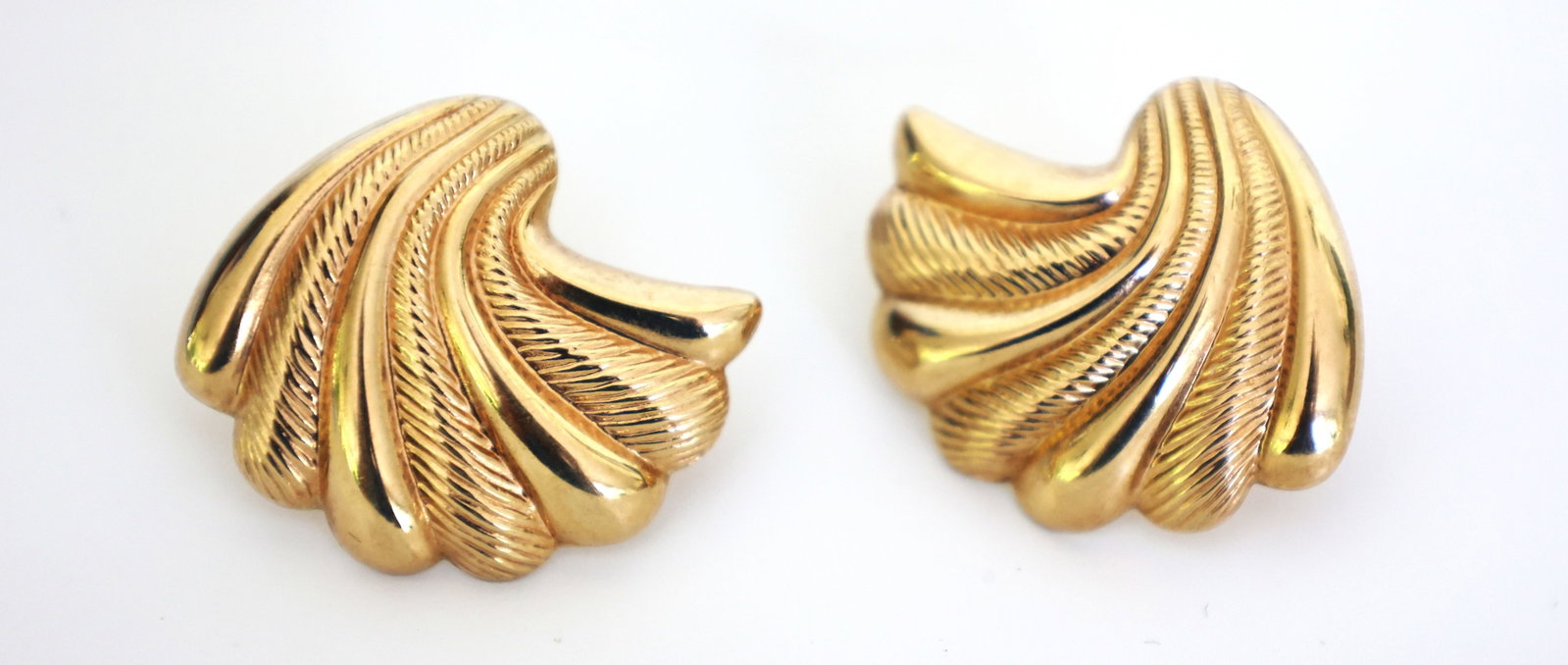 3.72 DWT 14K Yellow Gold Fan Shaped Earrings: 3.72 DWT 14K Yellow Gold Fan Shaped Earrings.Size: 1 in. x 1 1/4 in.
