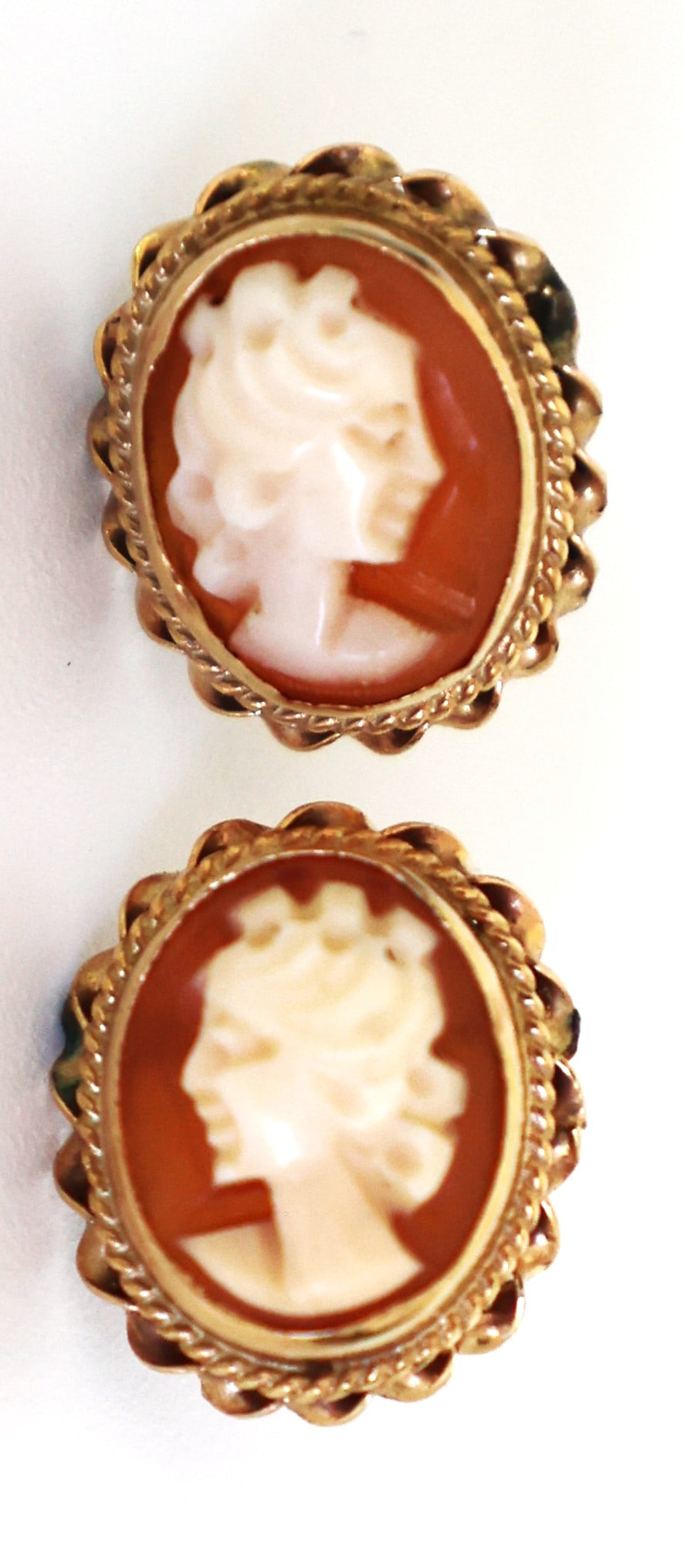 1.43 DWT 14K Yellow Gold Cameo Stud Earrings: 1.43 DWT 14K Yellow Gold Cameo Stud Earrings.Size: 1/2 in. diameter