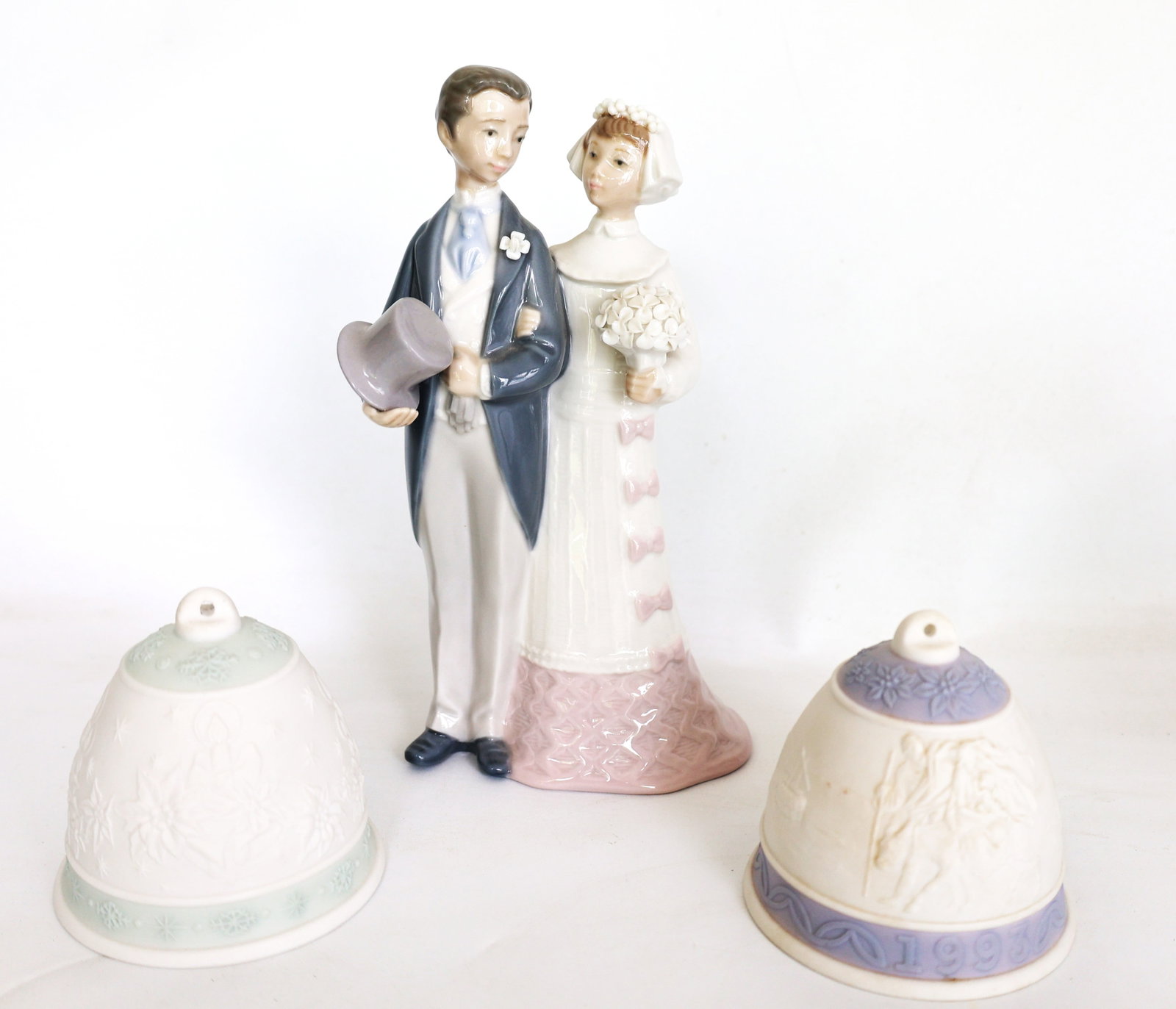 Lladró "Wedding" porcelain figurine #4808 features a bride and groom in a classic pose, finished wi (1 of 7)