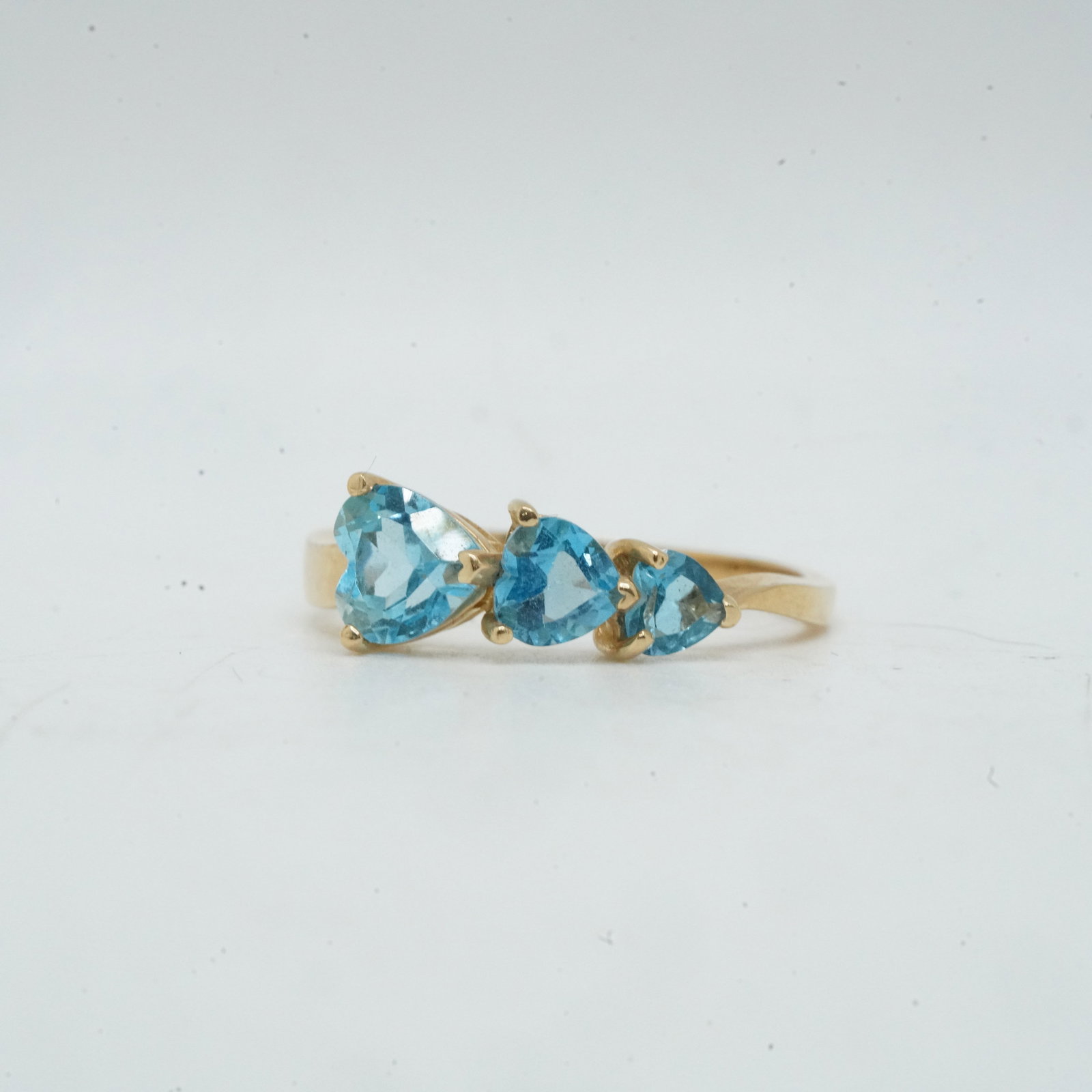 10K Yellow Gold 1.36 DWT with 3 Graduated Blue Topaz Ring Size 8 , 7/8 in. x 1/4 in. (1 of 10)