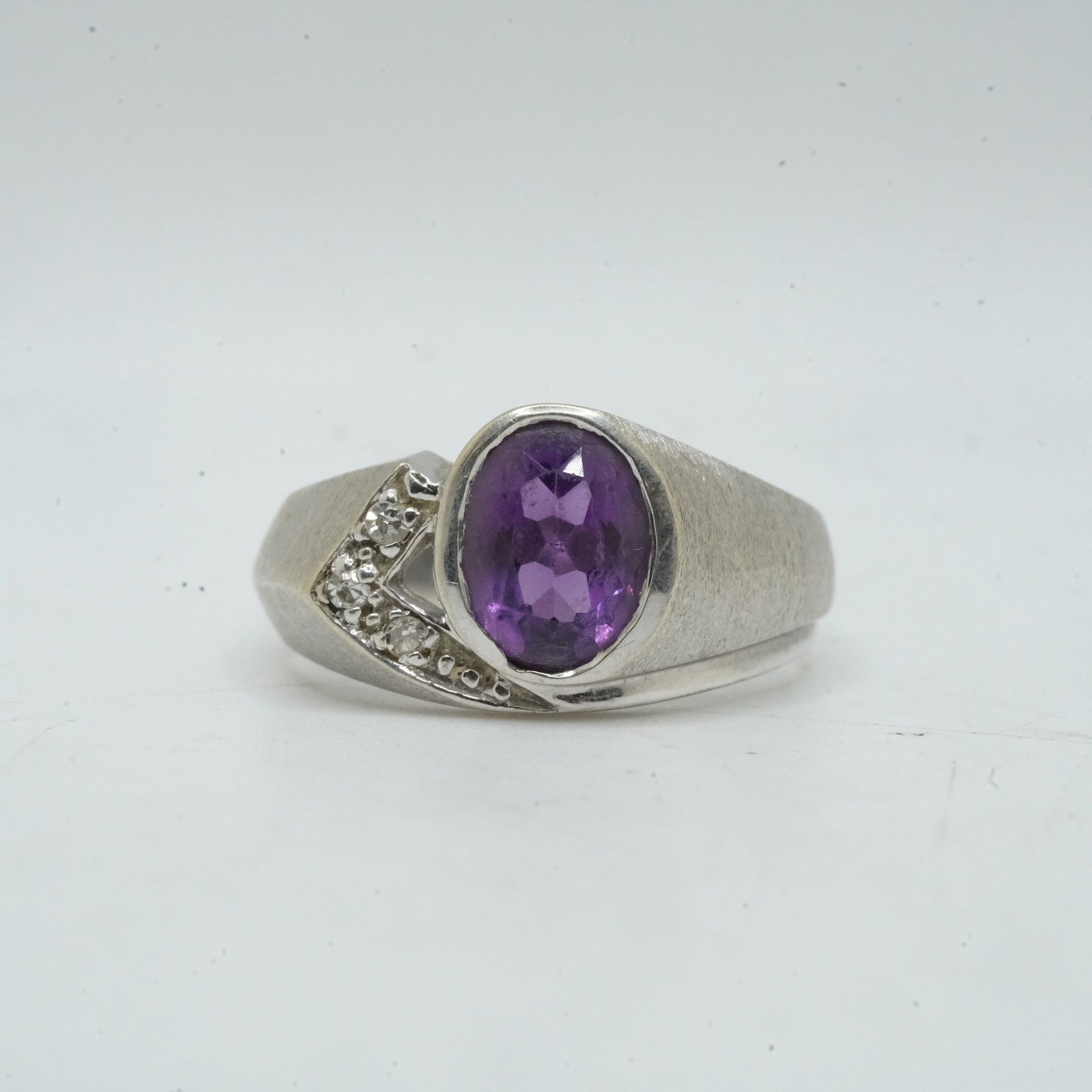 10K White Gold 3.03 DWT Large Purple Amethyst Flanked with Diamonds Ring Size 8: 10K White Gold 3.03 DWT Large Purple Amethyst Flanked with Diamonds Ring Size 8 , 7/8 in. x 1/2 in.