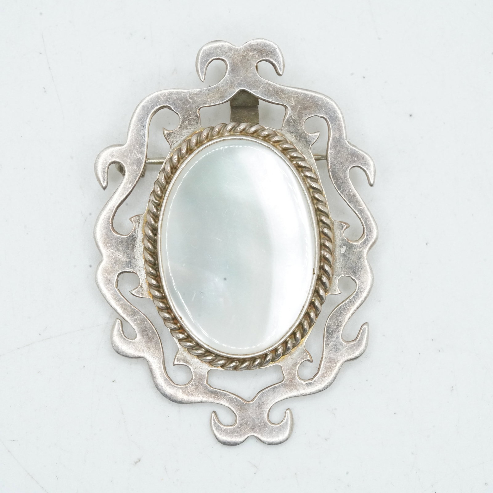 15.06 Grams .925 Sterling Silver MOP Pin / Pendant , TM-58 925 Mexico; 2 in. x 1 3/8 in.: 15.06 Grams .925 Sterling Silver MOP Pin / Pendant , TM-58 925 Mexico; 2 in. x 1 3/8 in.