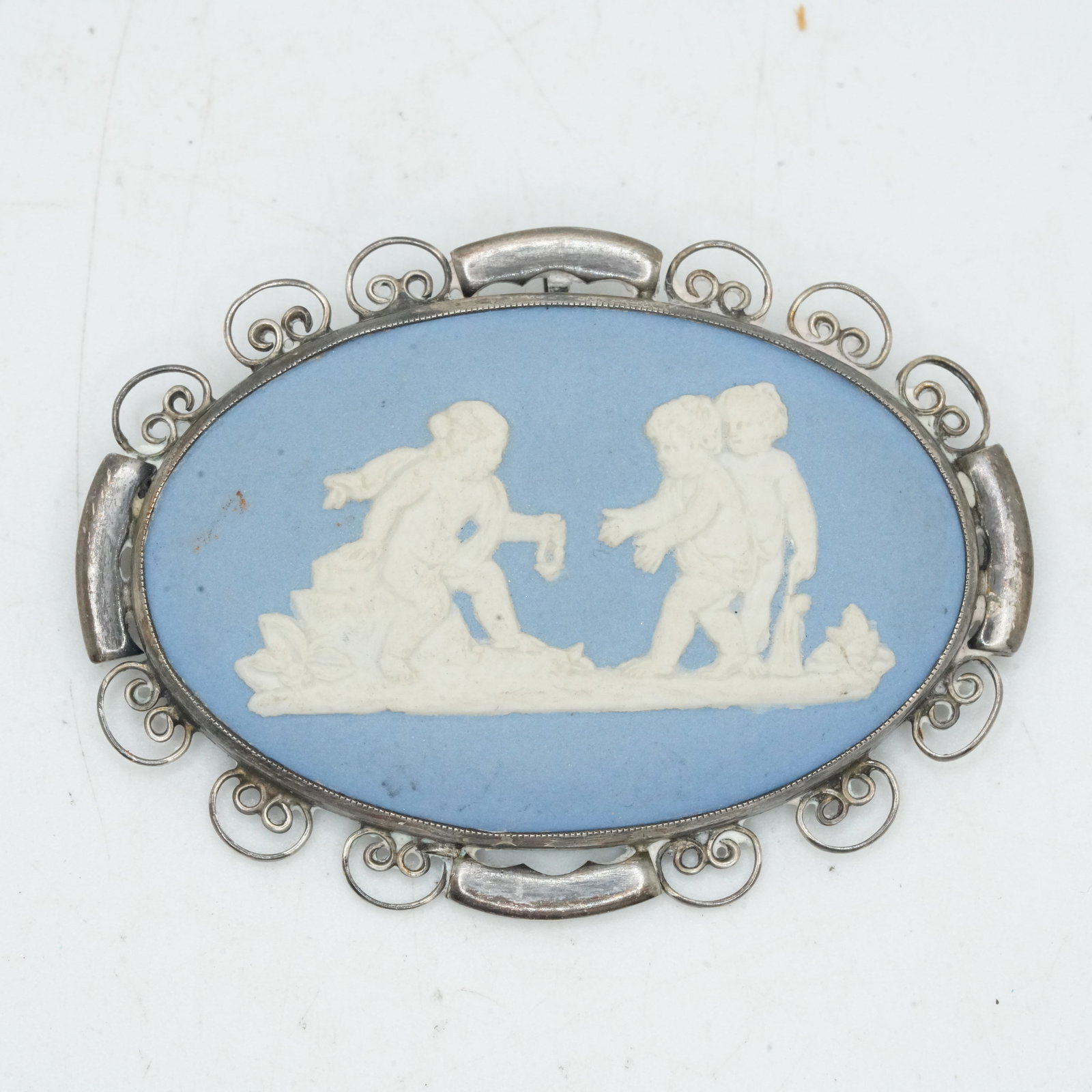 14.06 Grams .925 Sterling Silver Framed Wedgwood 1951 Children Playing Oval Pin 2 1/4 in. (1 of 6)