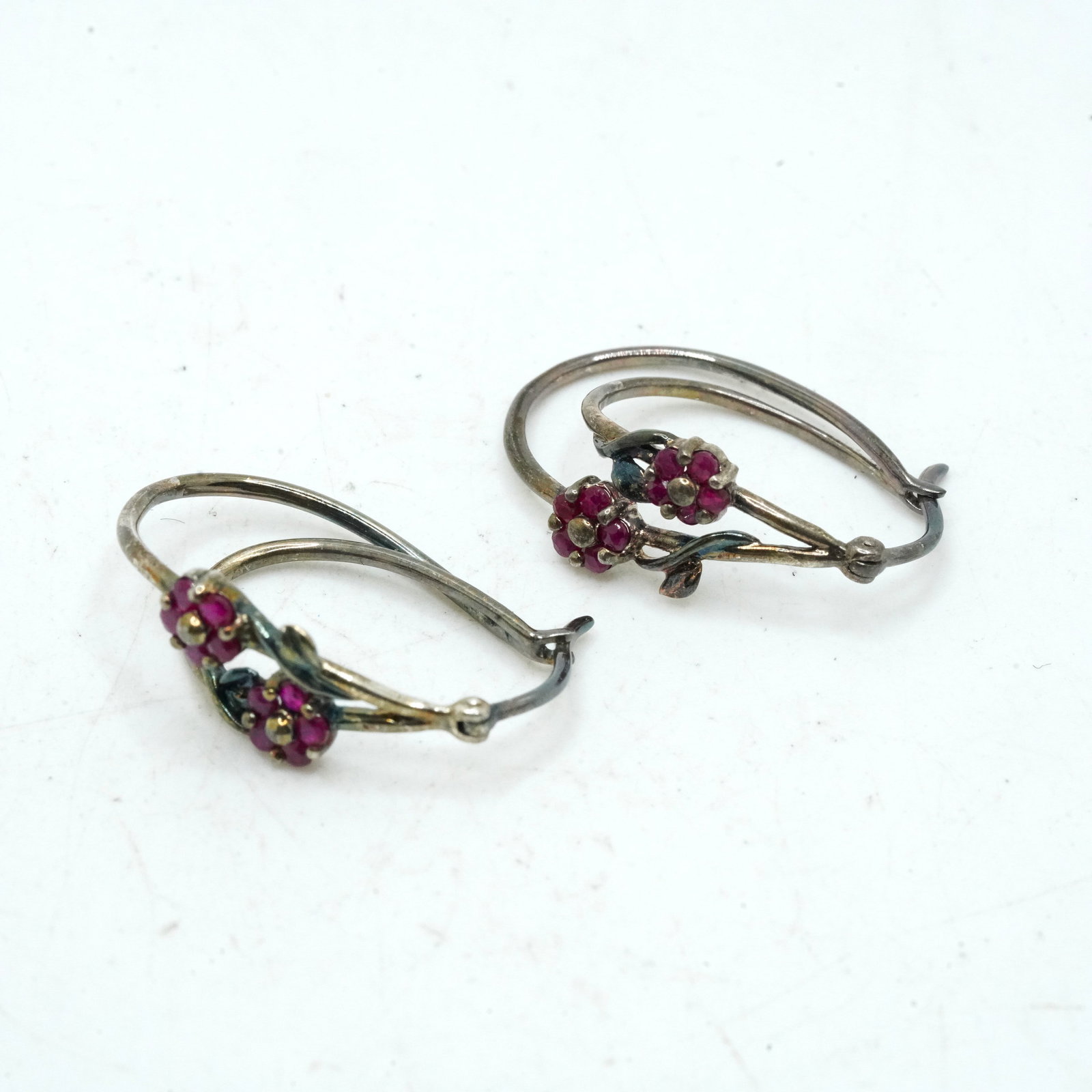 3.56 Grams .925 Sterling Silver Ruby Flowers Hoop Pierced Earrings 1 n. Dia.: 3.56 Grams .925 Sterling Silver Ruby Flowers Hoop Pierced Earrings 1 n. Dia.