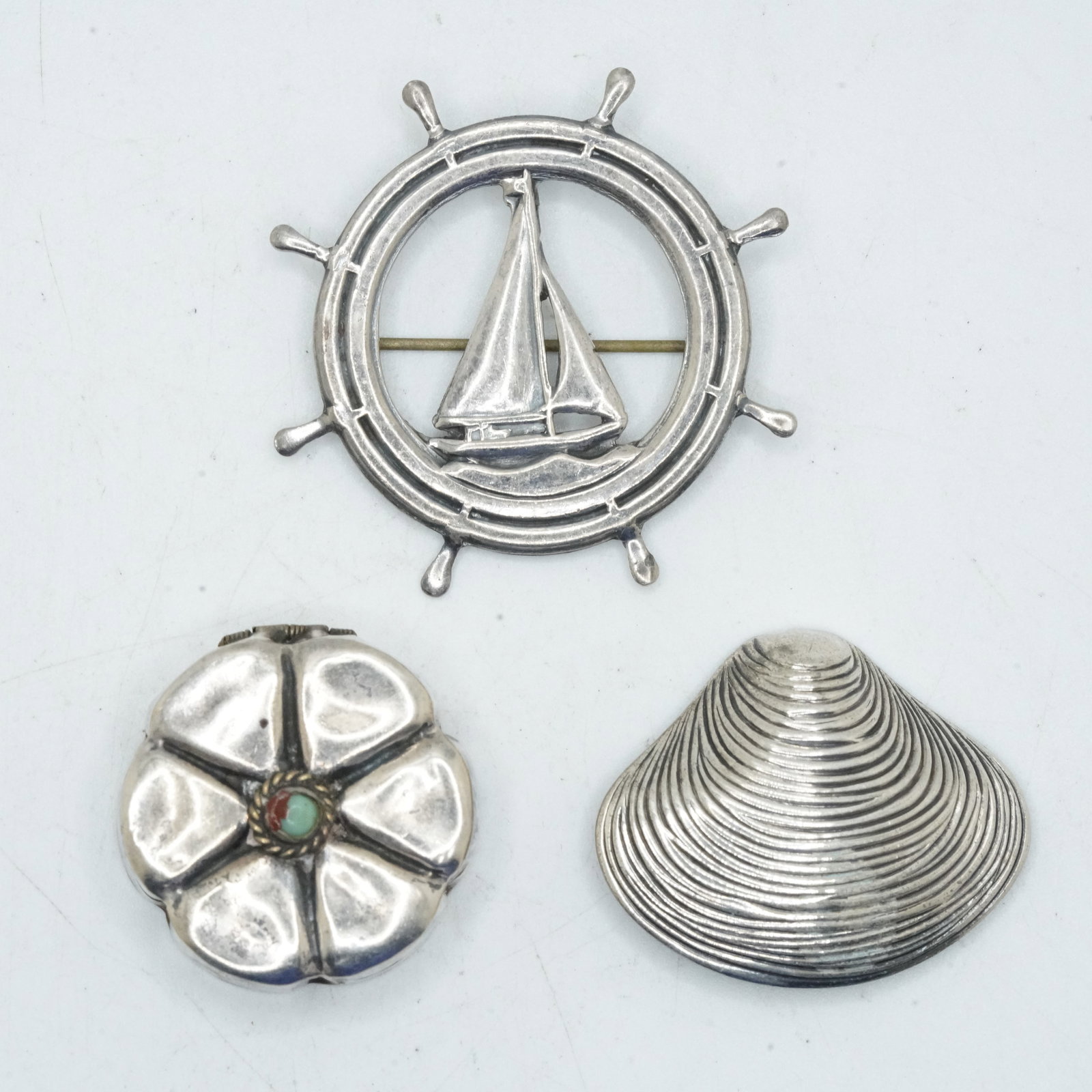 16.06 Grams .925 Sterling Silver [3] Assorted: Beau Sterling Clam Pin; Sterling Ship's Wheel Pin; (1 of 11)