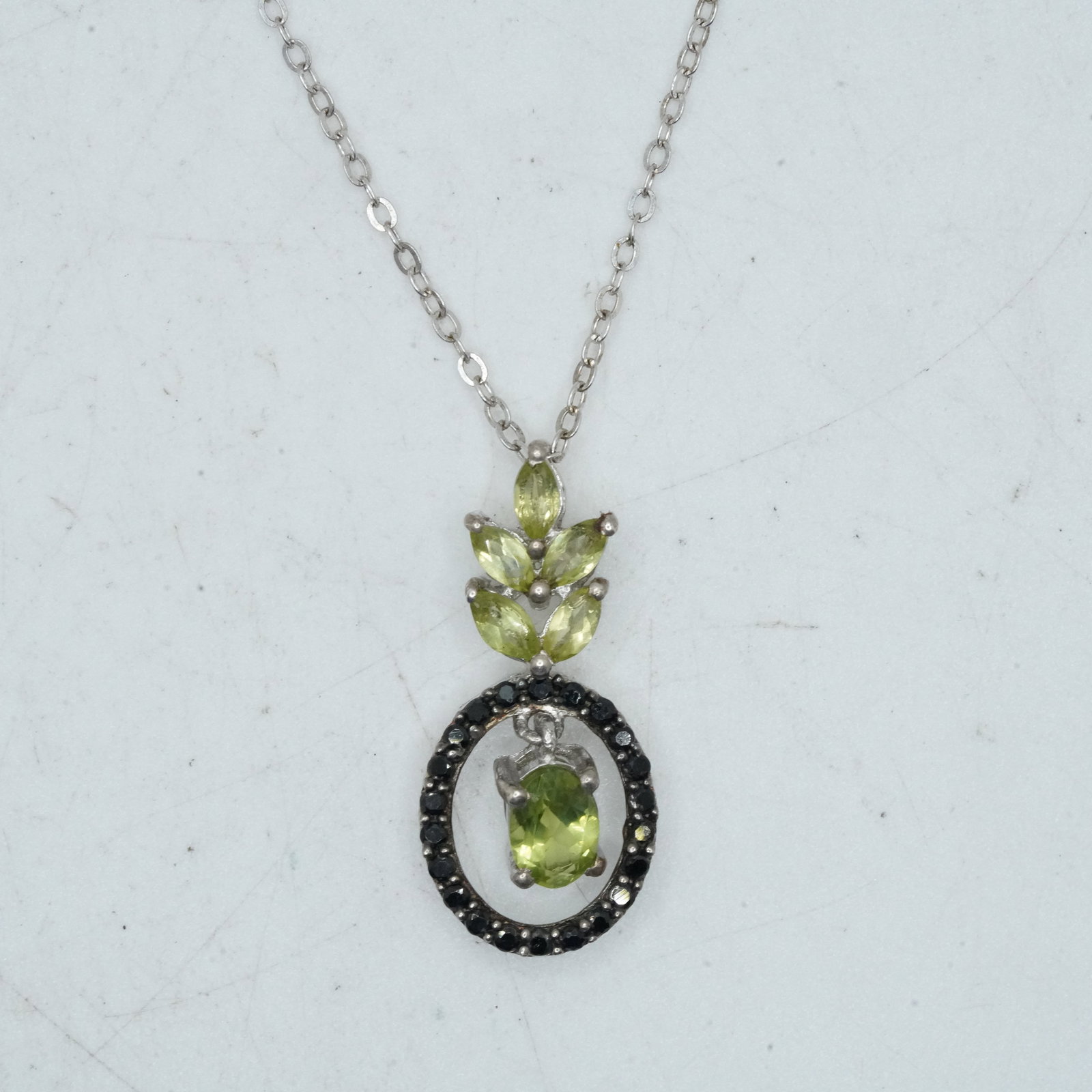 2.28 Grams .925 Sterling Silver Garnet & Peridot Drop Pendant Neckace on .925 Sterling 20 in. Chain: 2.28 Grams .925 Sterling Silver Garnet & Peridot Drop Pendant Neckace on .925 Sterling 20 in. Chain. Size pendant 1 in. x 1/2 in.