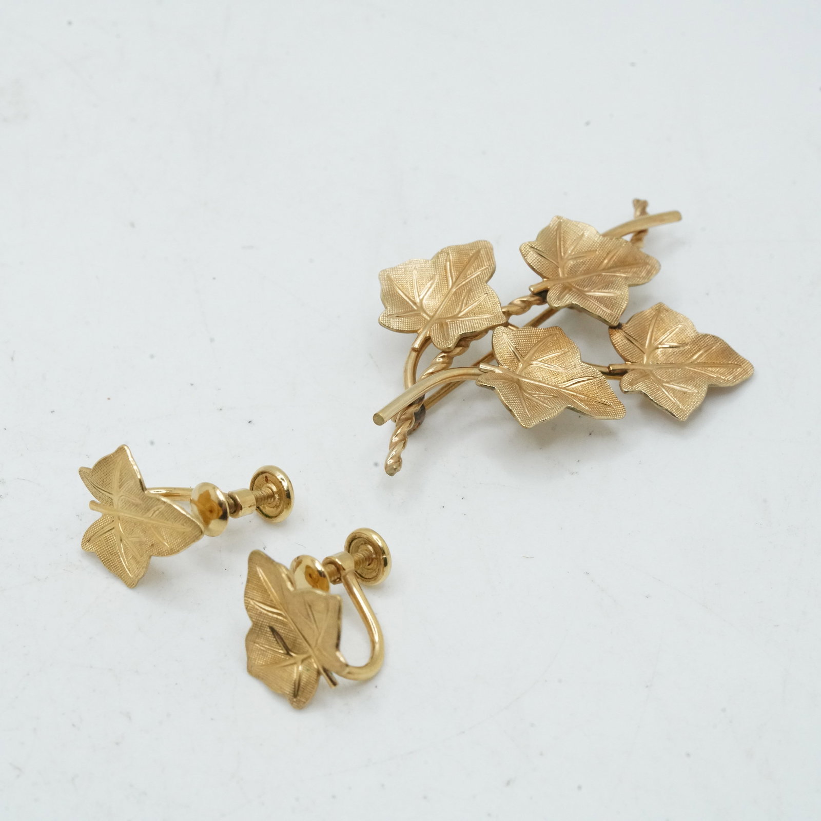 6.13 Grams VD 12K Gold Filled 3-Piece Set Maple Leaf Pin and Screw Back Earrings: 6.13 Grams VD 12K Gold Filled 3-Piece Set Maple Leaf Pin and Screw Back Earrings. Size Pin 1 3/4 in. x 1 1/4 in. ; earrings 1/2 in. x 1/2 in.