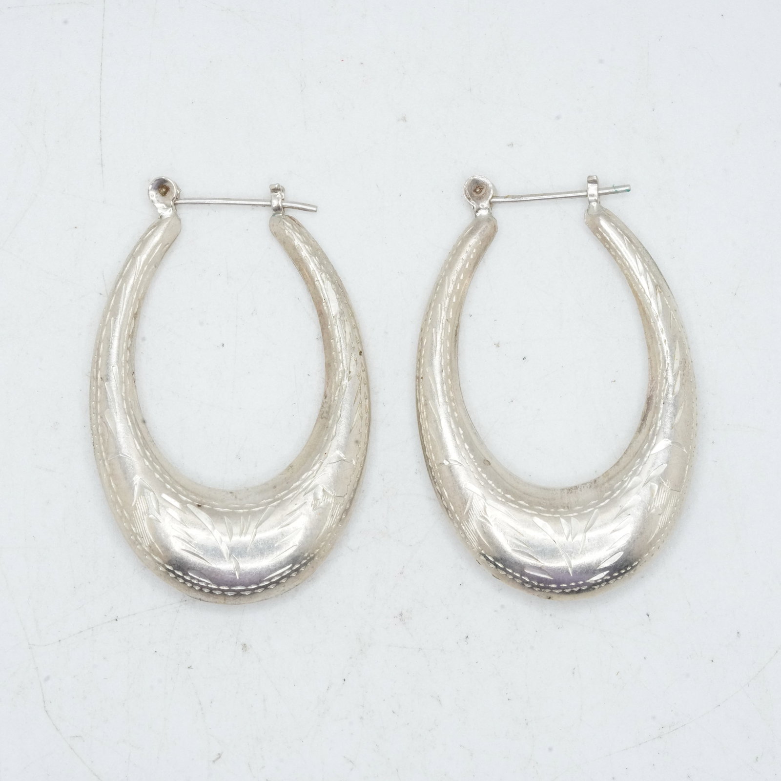 8.12 Grams Sterling Silver Native American Oval Etched Hoop Earrings 1 3/4 in. x 1 1/8 in. (1 of 7)