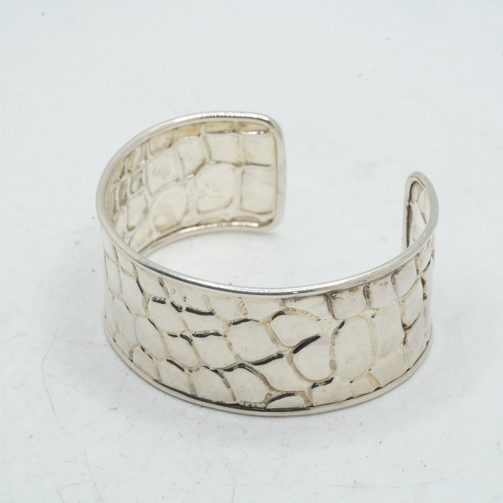 31 Grams TIFFANY & CO .925 Sterling Silver Italy Alligator Cuff Bracelet 2 in. x 2 1/4 in. x 1 1/8: 31 Grams TIFFANY & CO .925 Sterling Silver Italy Alligator Cuff Bracelet 2 in. x 2 1/4 in. x 1 1/8 in.