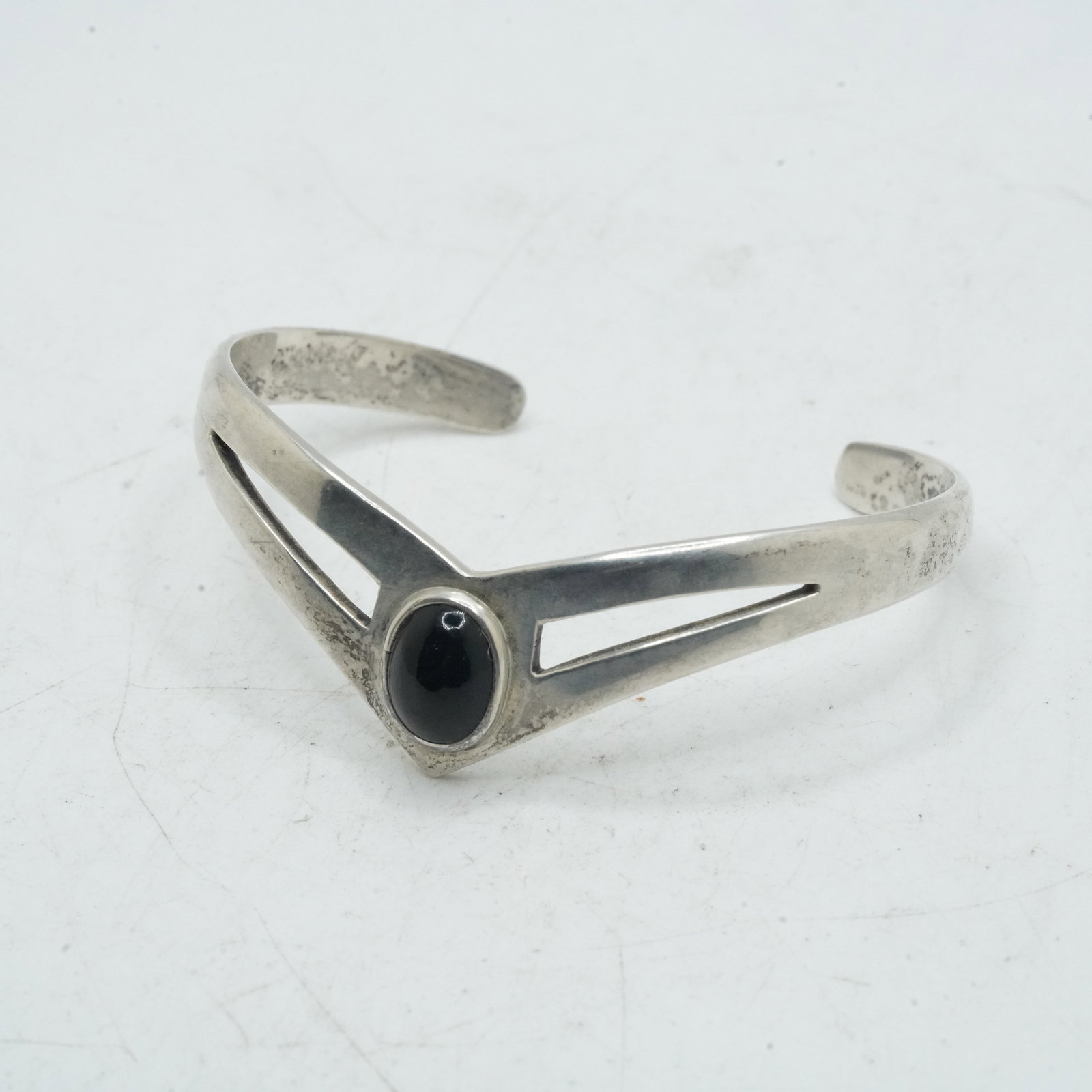 22.30 Grams .925 Sterling Silver TM-227 Mexico Cuff Bracelet with Black Onyx Center Stone: 22.30 Grams .925 Sterling Silver TM-227 Mexico Cuff Bracelet with Black Onyx Center Stone. 2 1/2 in. x 2 in. x 1 in.