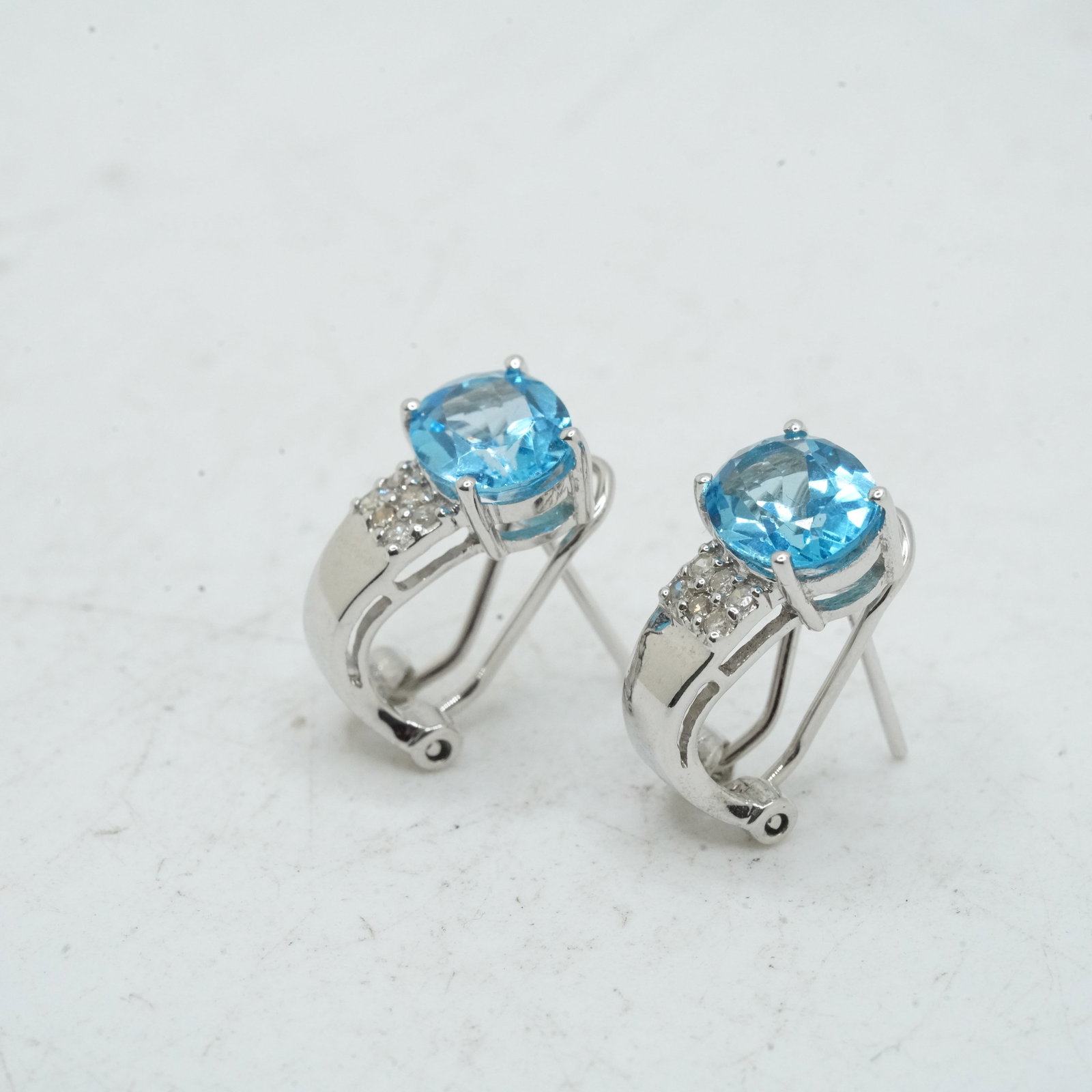 3.04 DWT 585 [14K] White Gold with Blue Topaz and Diamonds Pierced Earrings: 3.04 DWT 585 [14K] White Gold with Blue Topaz and Diamonds Pierced Earrings.3/8 in. x 5/8 in.