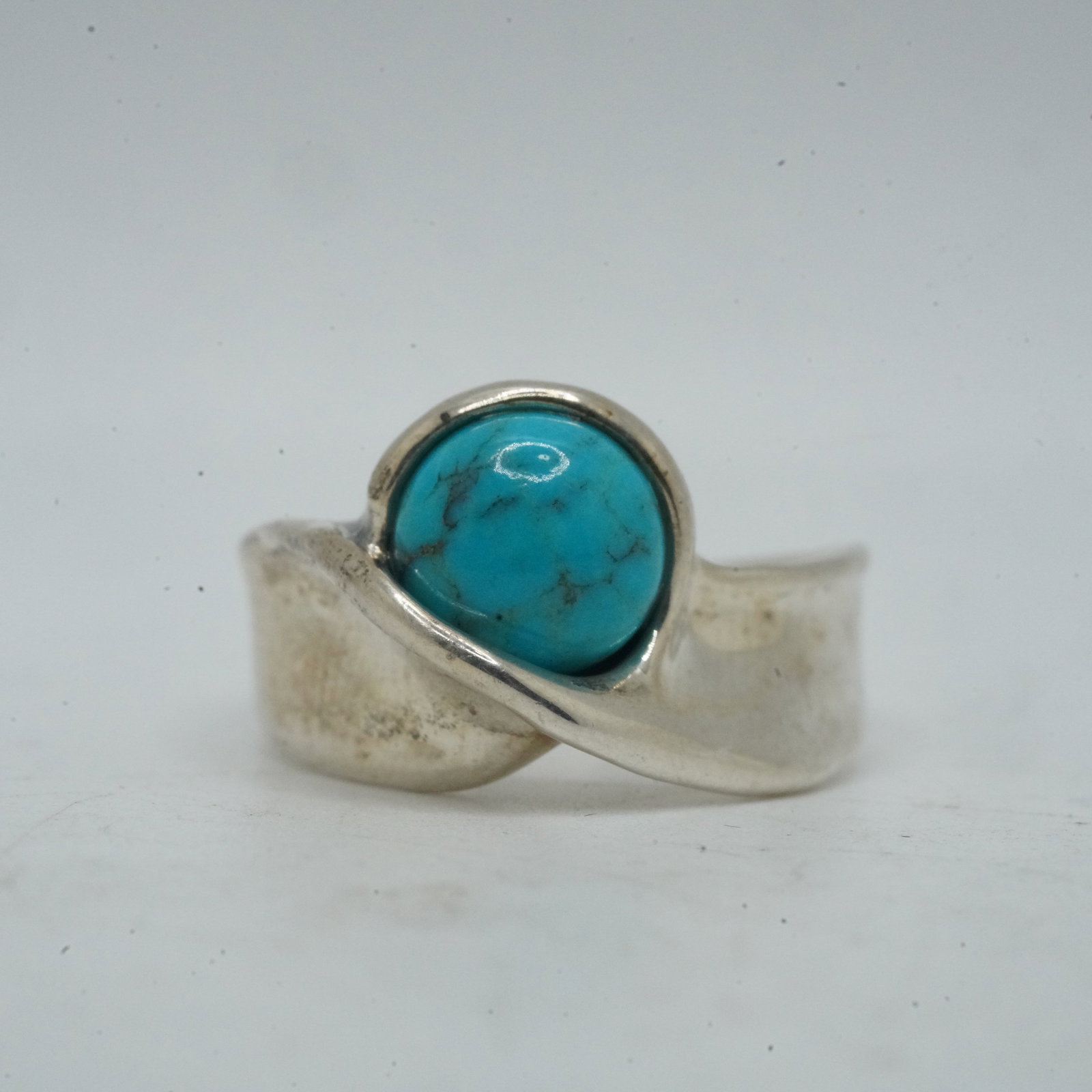5.18 Grams .925 Sterling Silver Wave Ring Size 7 with Turquoise Stone , 3/4 in. x 1/2 in.: 5.18 Grams .925 Sterling Silver Wave Ring Size 7 with Turquoise Stone , 3/4 in. x 1/2 in.