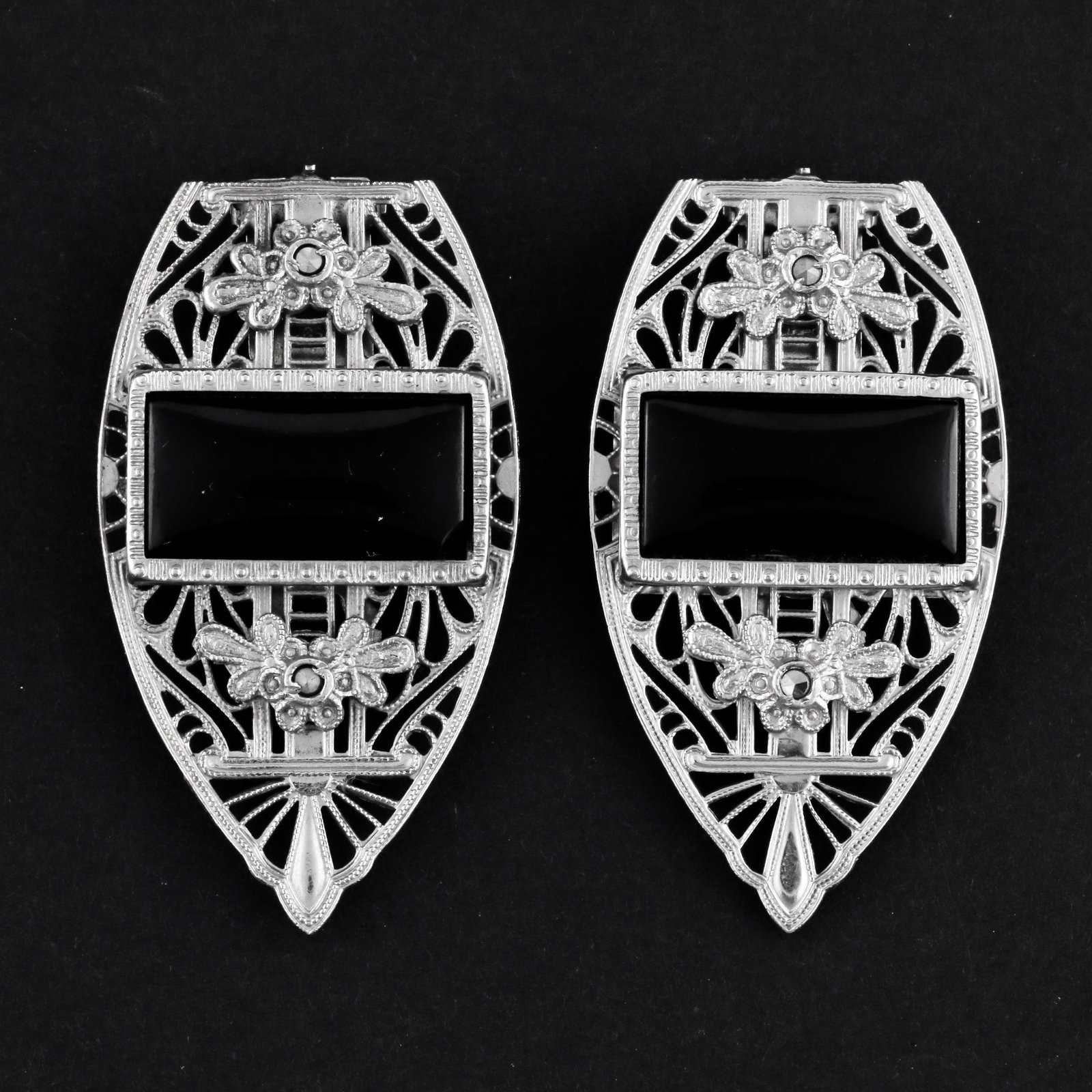 Vintage Silver Black Onyx and Marcasite Fur Clips: Vintage silver black onyx and marcasite fur clips. Material: silver Size: 2" L Weight: 0.570 ozt Hallmark: Pat. 1852189