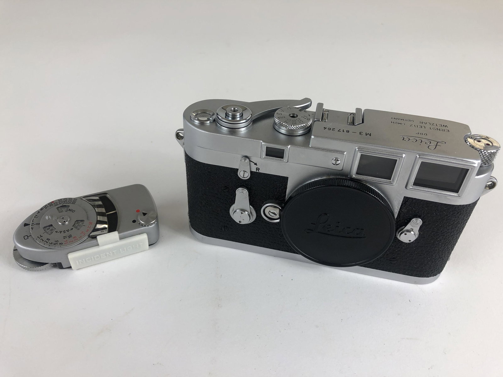 Leica M3 in Chrome with Meter, Serial No. 817264: Leica M3 in Chrome with Meter, Serial No. 817264