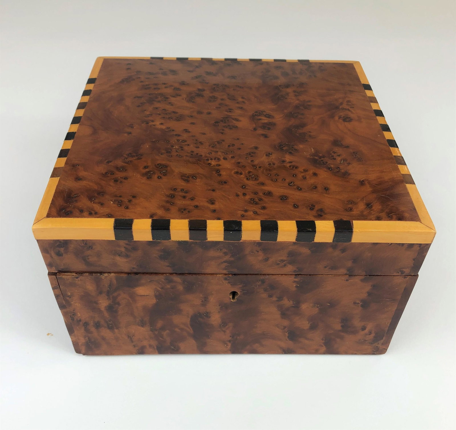 English Burlwood and Inlaid Jewelry Box: A burlwood surface and inlaid box;