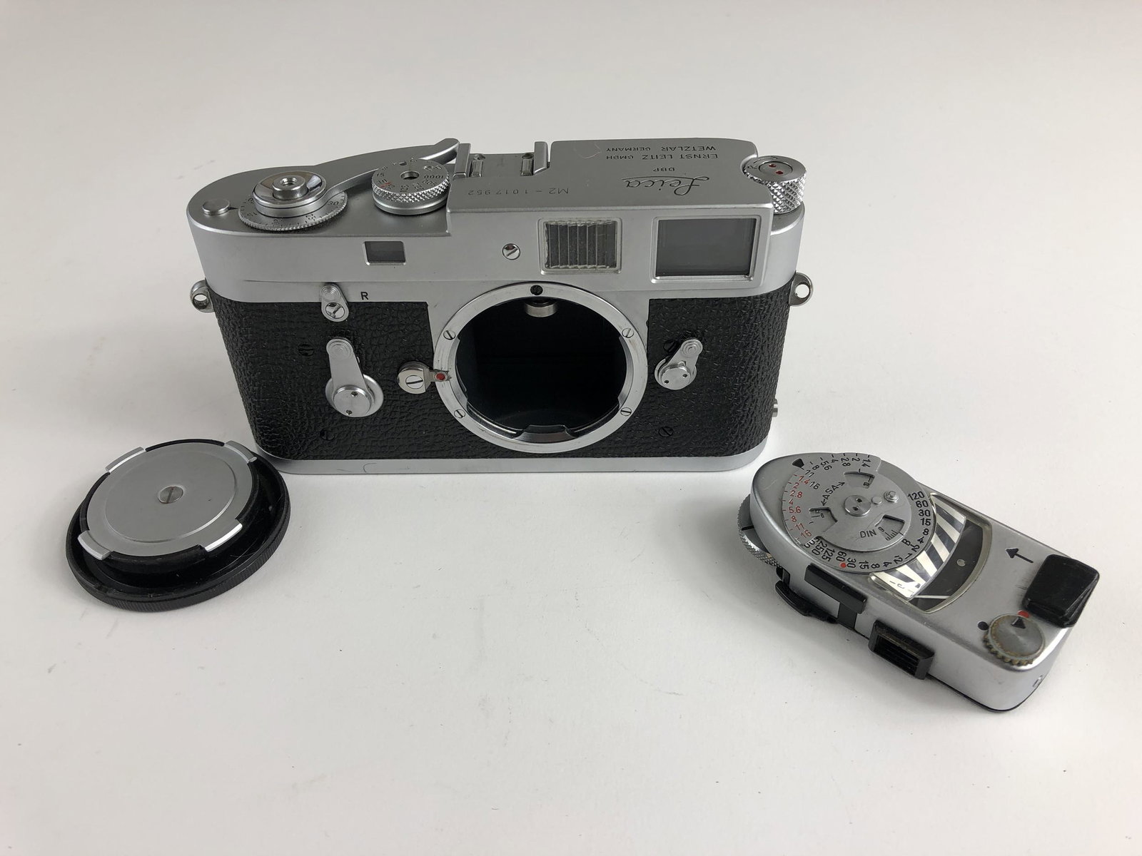 Leica M2 in Chrome with Meter, Serial No. 1017952: Leica M2 in Chrome with Meter, Serial No. 1017952