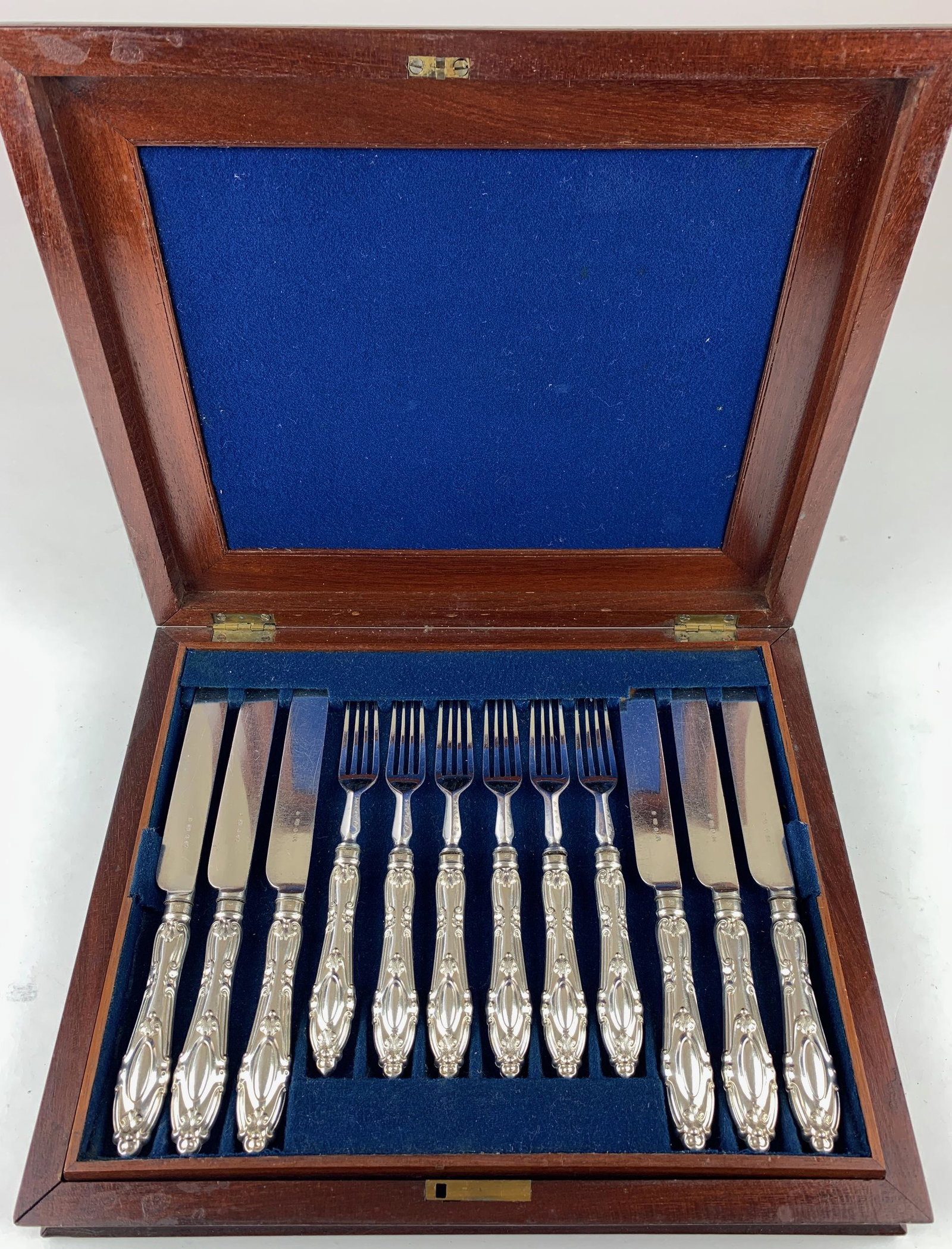 Boxed Henry Wilkinson & Co. Flatware Set: A boxed set of silver plated flatware by Henry Wilkinson & Co. Ltd., hallmarked above handles, consisting of 6 knives and forks. Box measures 10.5" x 12.5".
