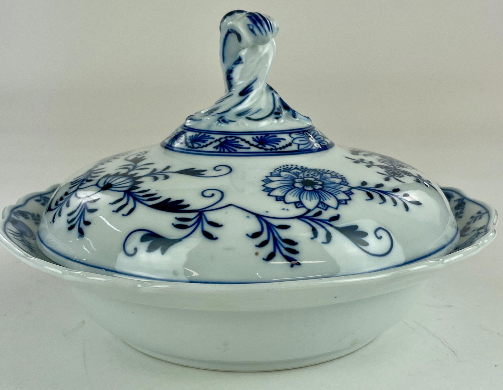 Meissen Blue Onion Lidded Serving Dish (1 of 6)