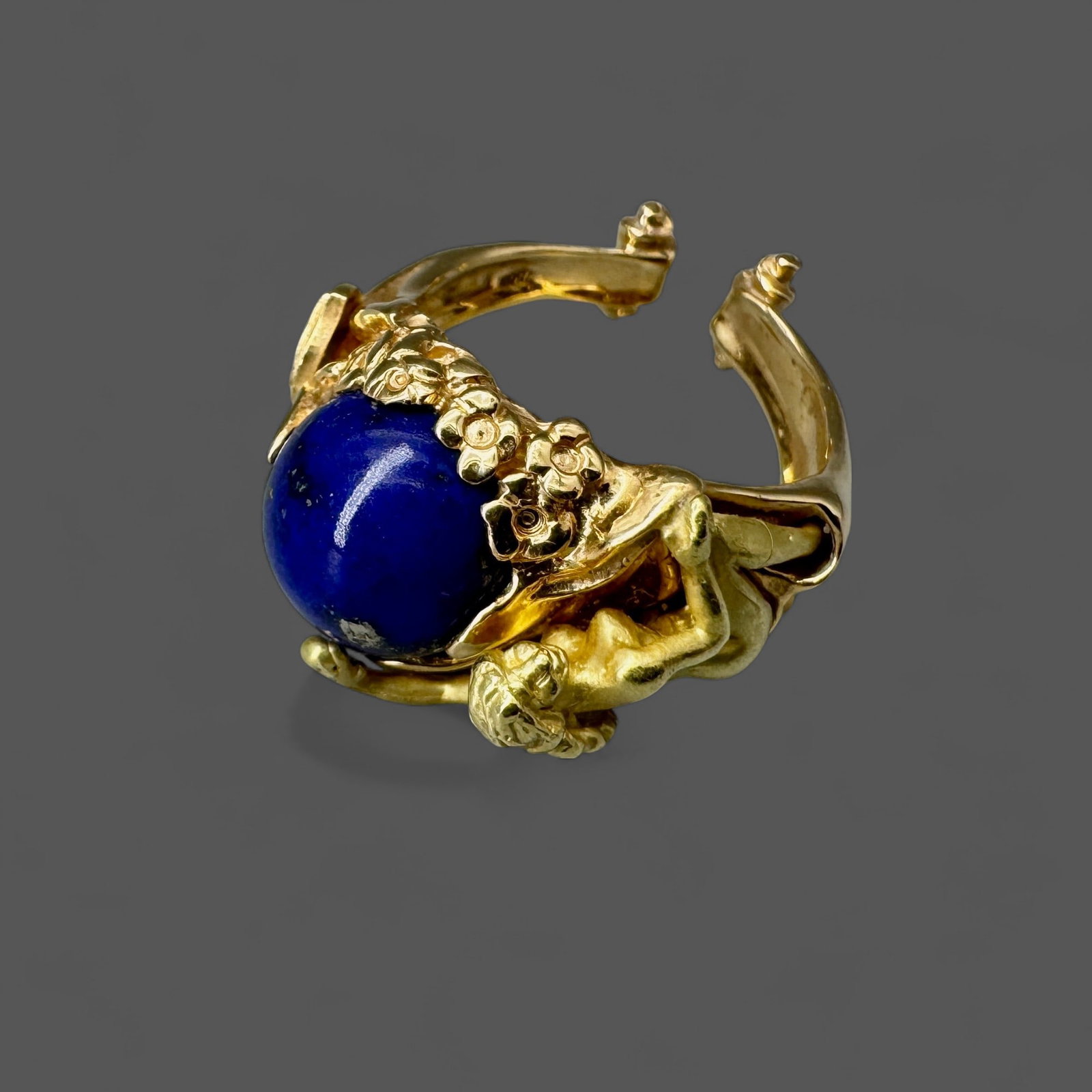 Ladies 18K Gold Art Nouveau Spanish Carerra Ring: 18K gold lapis lazuli ladies ring with female figural nude form cresting the top of the lapis. Stamped with makers mark and stamped 18K gold. Total weight: .36 troy ounces.
