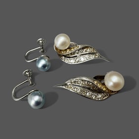 Pair of Ladies Pearl Earrings