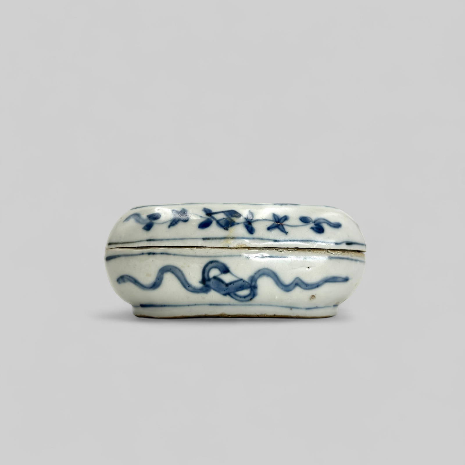 Porcelain Covered Box in Underglaze Blue, Ming, 16th Century