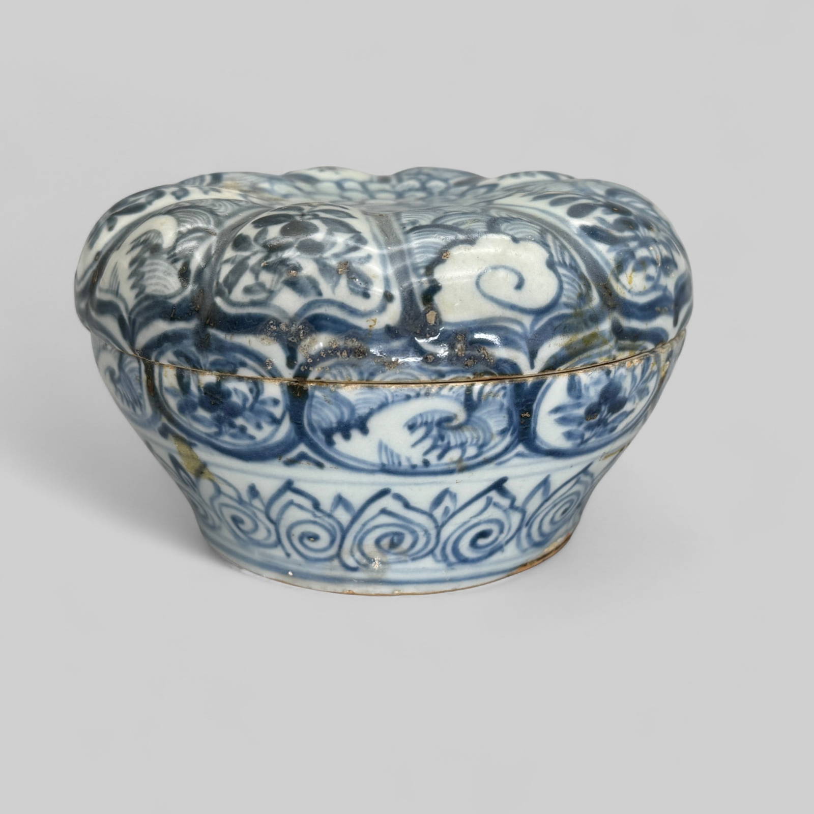 Porcelain Covered Box in Underglaze Blue, Ming