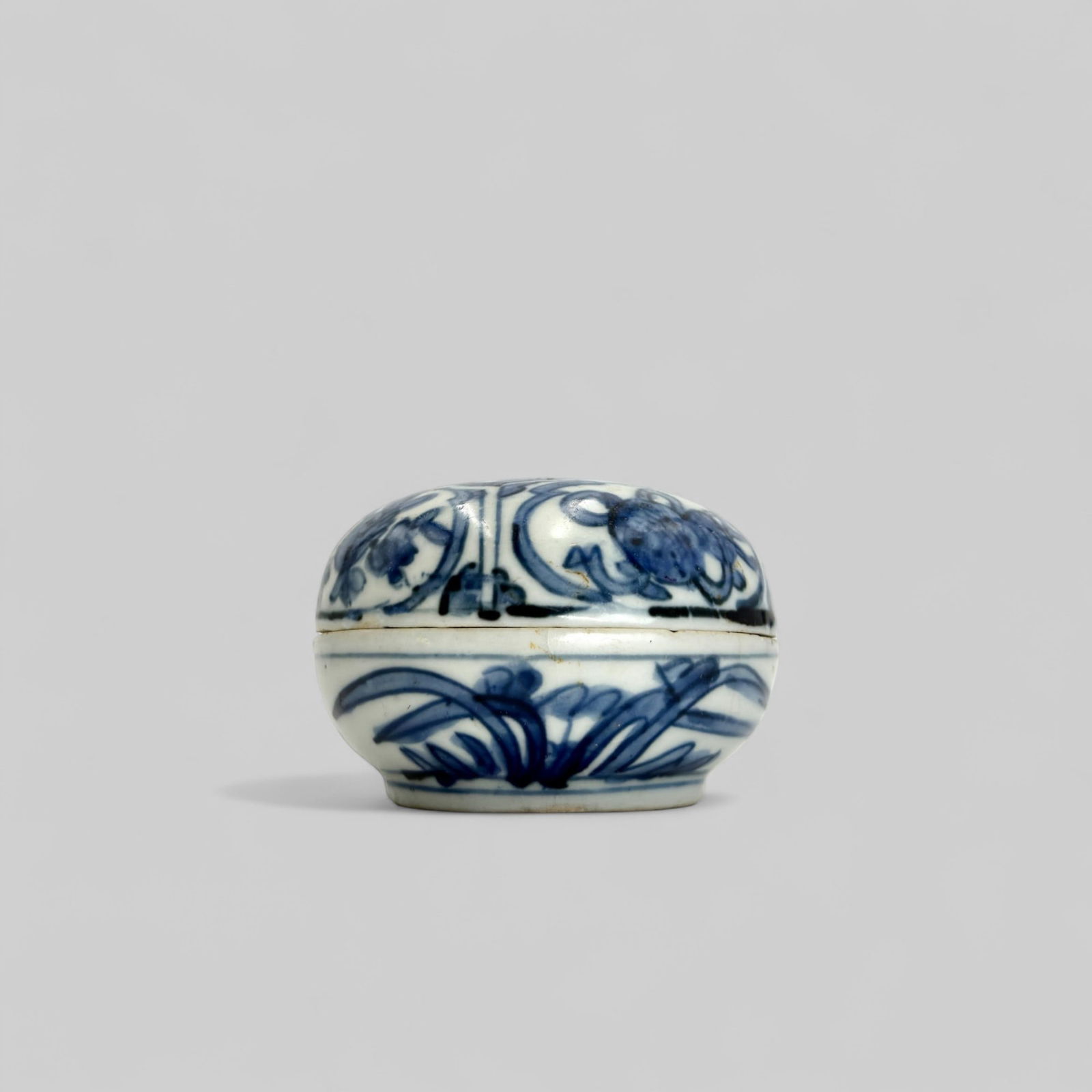 Porcelain Covered Box in Underglaze Blue, Ming (1 of 8)