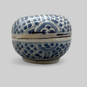 Porcelain Covered Box in Underglaze Blue, Ming