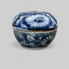 Porcelain Covered Box in Underglaze Blue, Ming