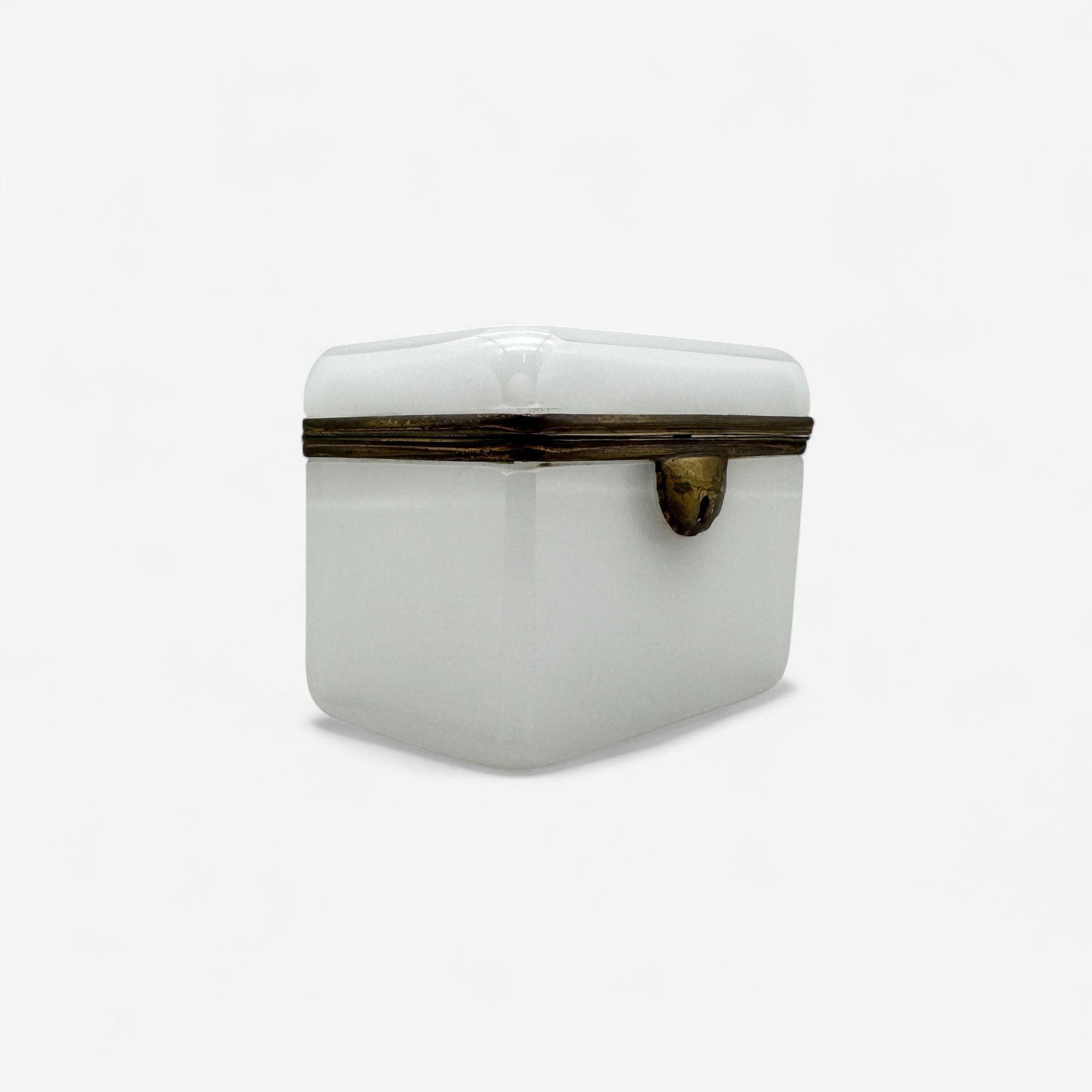 White Opaline Box with Ormolu Mounting (1 of 4)