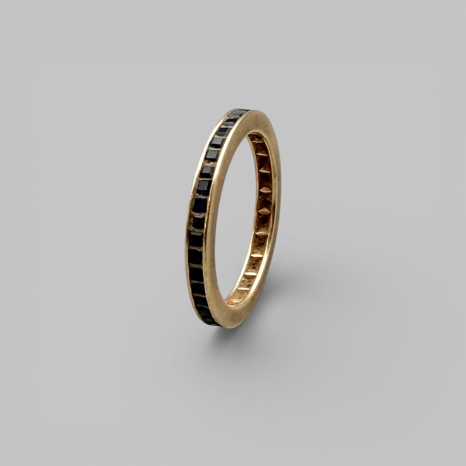 14K Gold Ring with Inset Stones: Inset stones in the round. Total weight: 1.7 grams