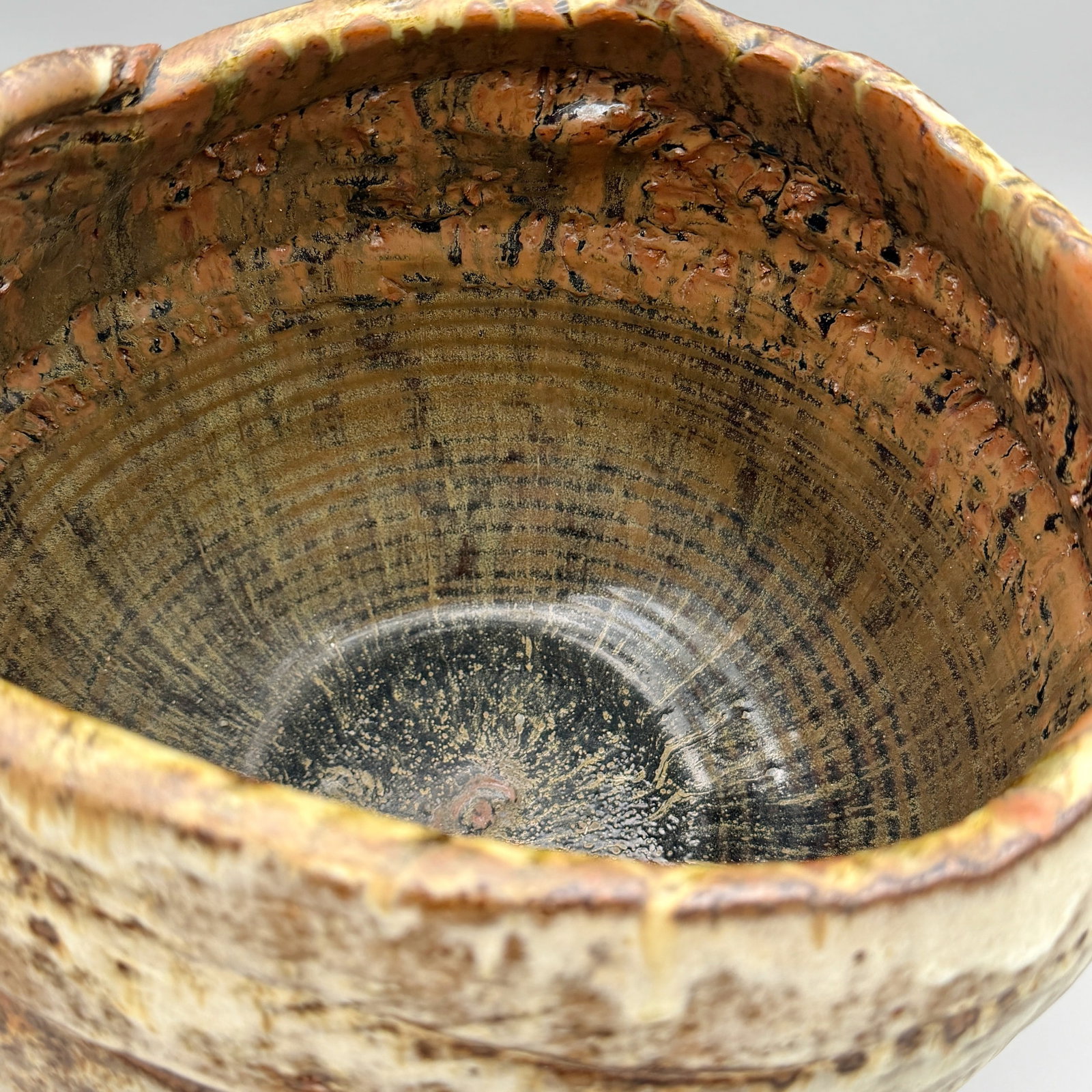 Large unsigned vase, thrown and hand built. - 3