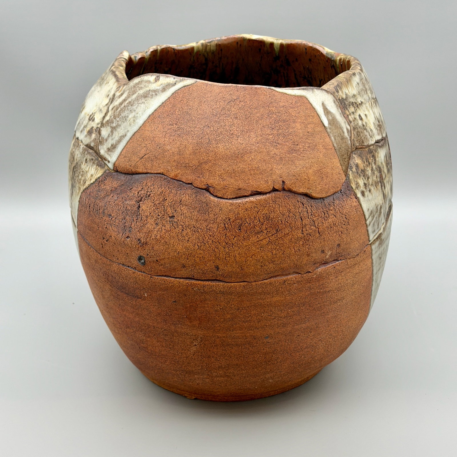 Large unsigned vase, thrown and hand built. - 4