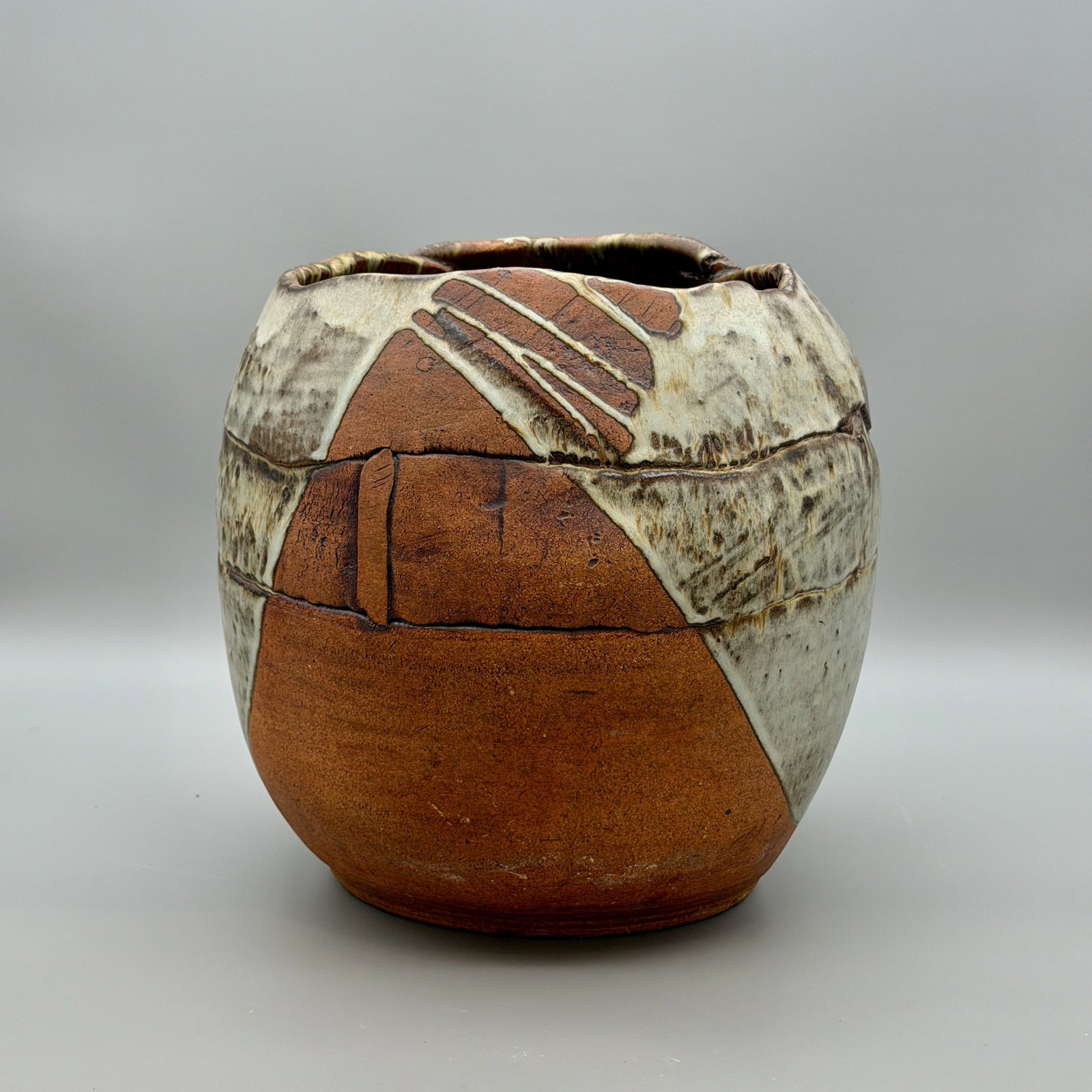 Large unsigned vase, thrown and hand built. - 6