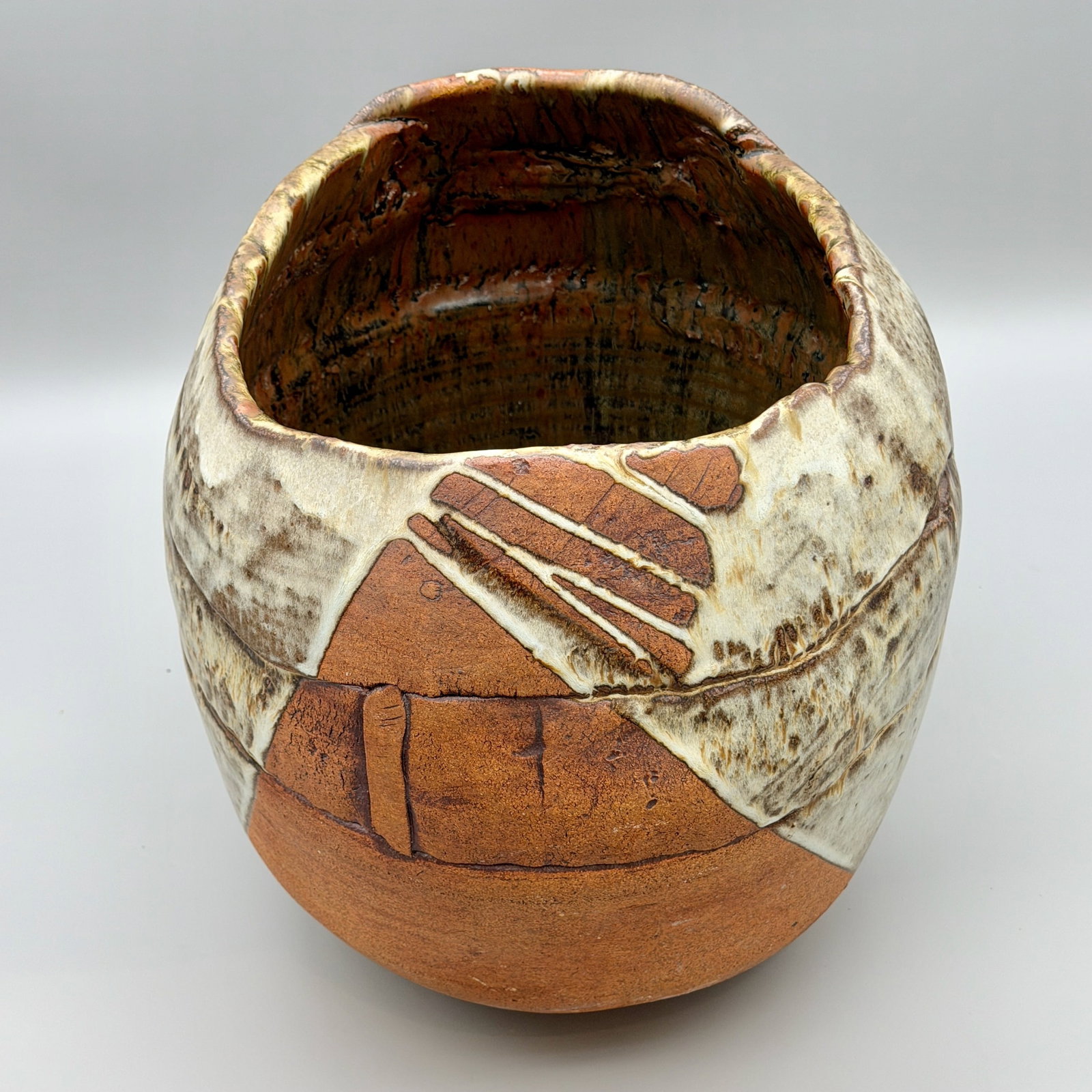 Large unsigned vase, thrown and hand built. - 7