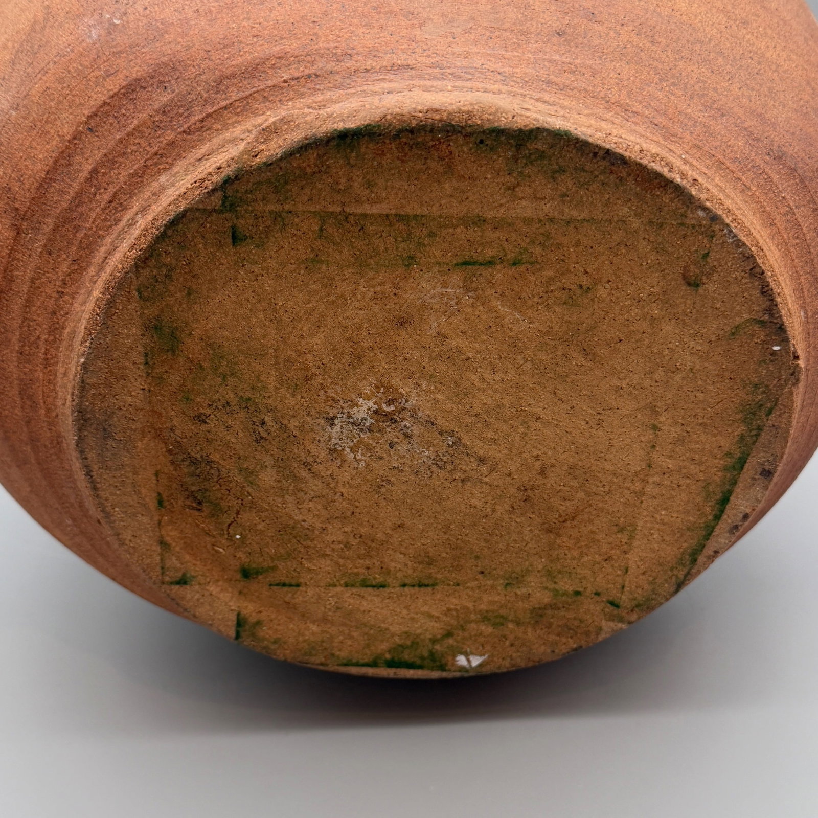 Large unsigned vase, thrown and hand built. - 8