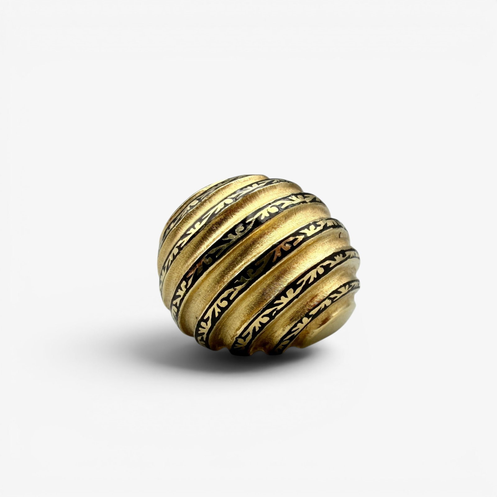 18K Gold Men's Ring: A bulbous men's ring, marked for 18k gold to interior. Total weight: .90 troy ounces