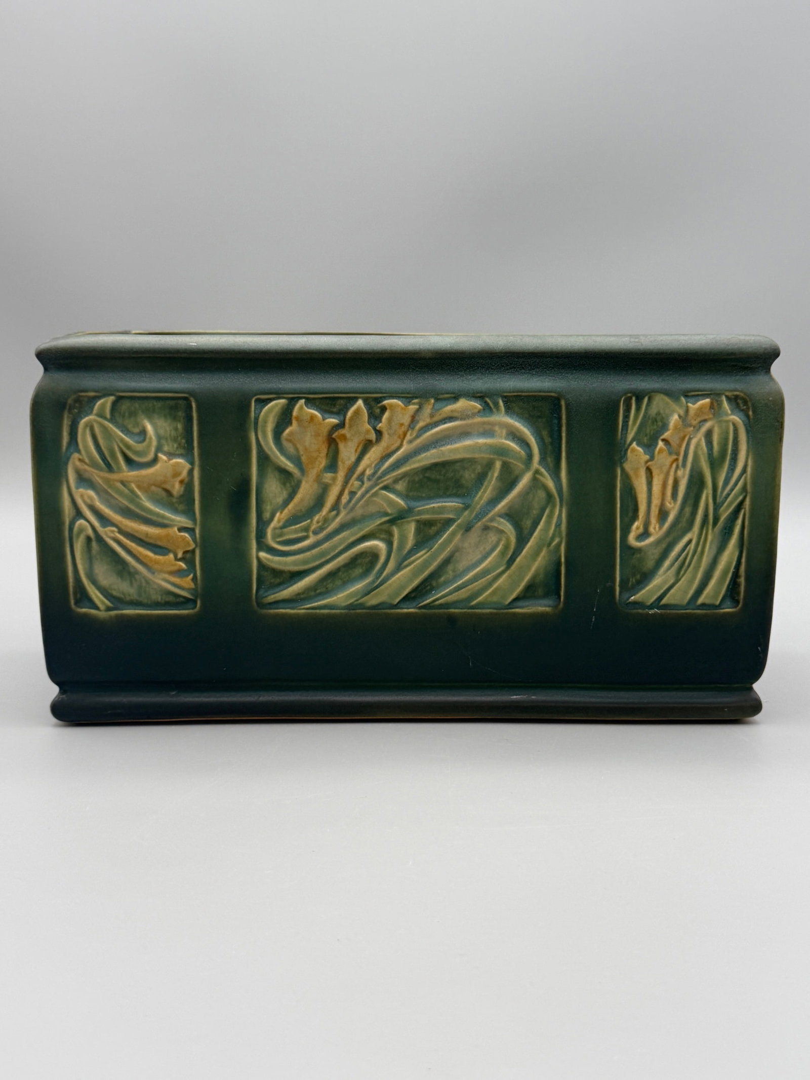 Roseville Rosecraft Panel planter - 3