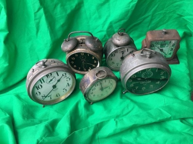 Antique Alarm Clock lot of 6: Lux lite , juliet , Gilbert , Waterbury THrift, Bradley , westclox big ben
