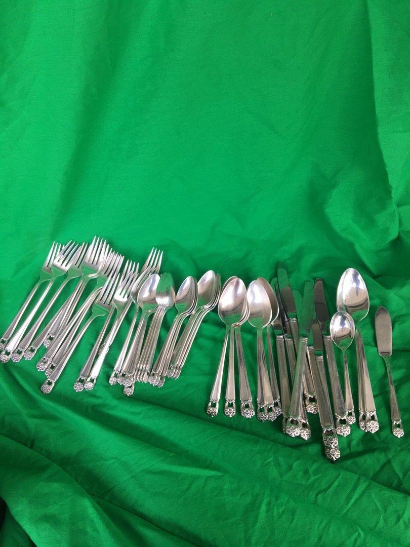 Rogers Brothers Eternally yours flatware 45 pieces: Stunning flatware set by Rogers Brother , The Eternally Yours Pattern No case