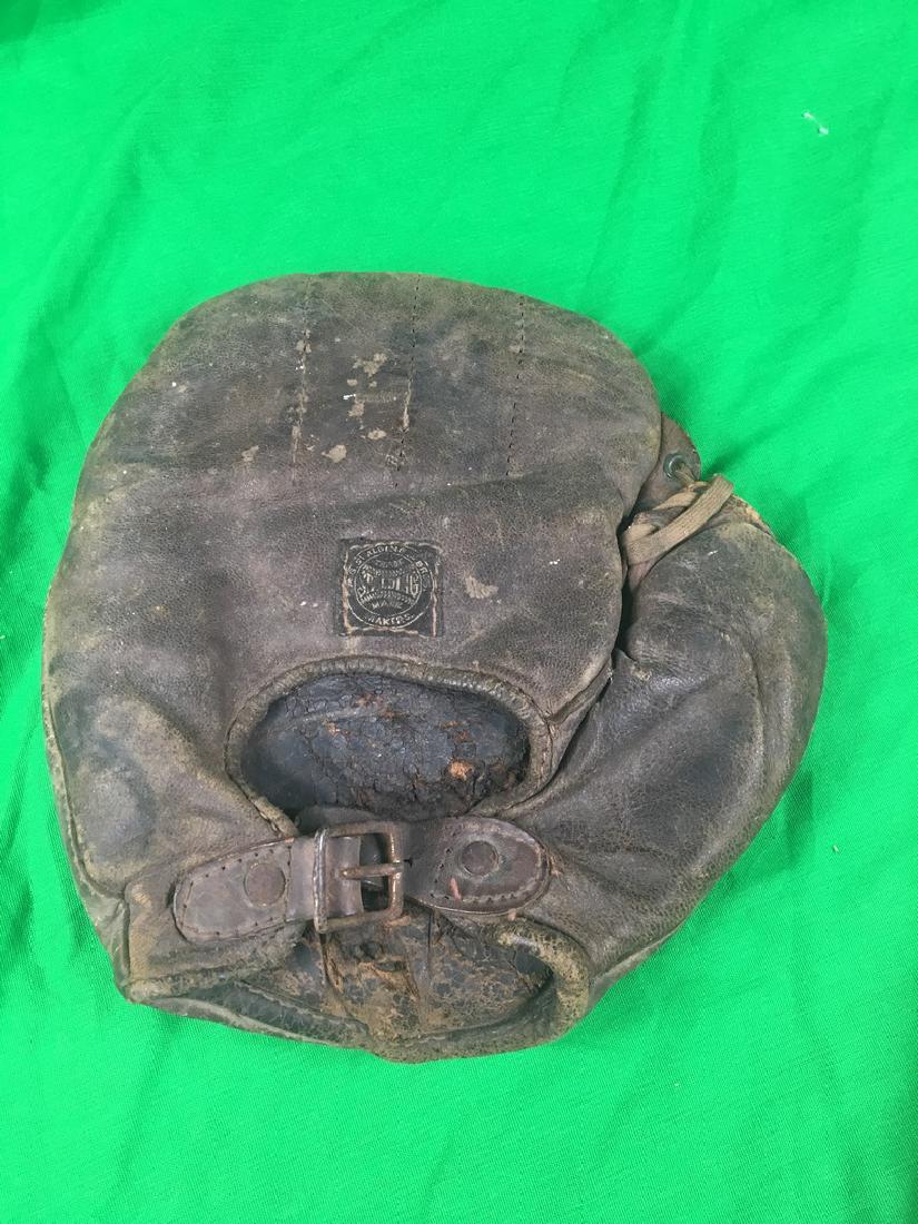 Antique spalding baseball glove: Very Old spalding baseball mitt 7"x8"