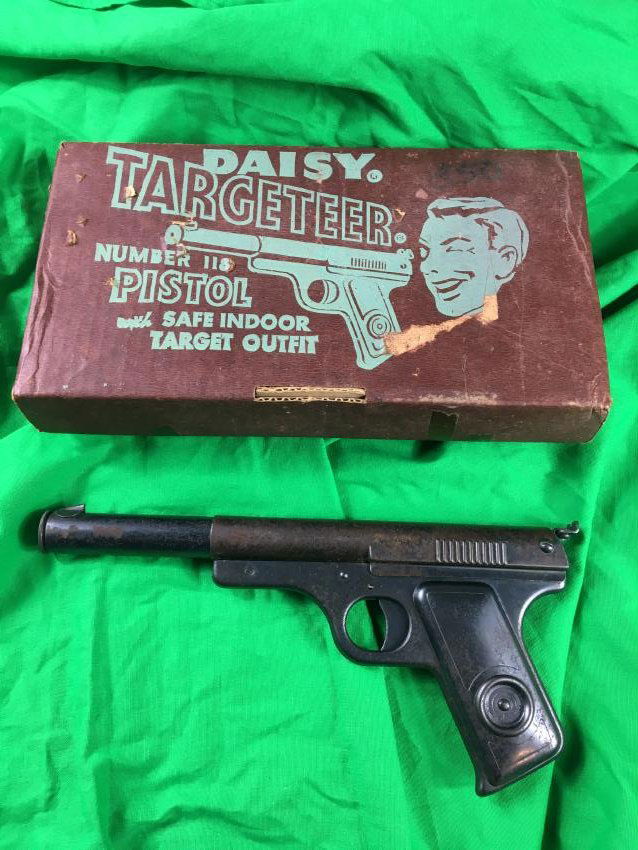 Vintage Daisy targeteer bb pistol with box: Vintage Daisy targeteer bb pistol with box