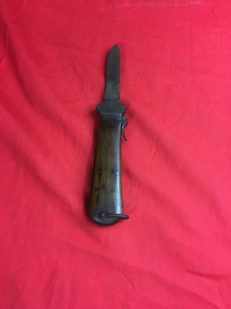 RARE GERMAN NAZI LUFTWAFFE PARATROOPER: Take Down Combat Gravity KnifeThe Spike Maker is marked R.b nr No 0/0561/0019 with A S marked on the other side. Functions fine. apx 9.75" long