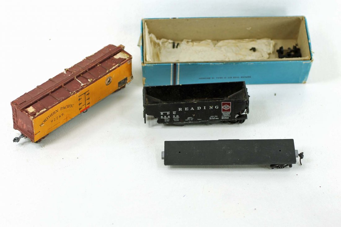 Lot of 2 HO Scale Train Cars: Lot of 2 Ho Scale train cars