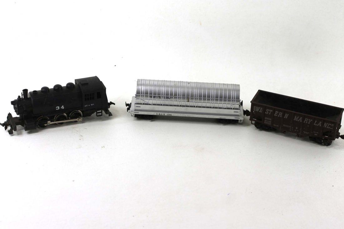 HO Scale Train Engine and 2 Cars (1 of 4)