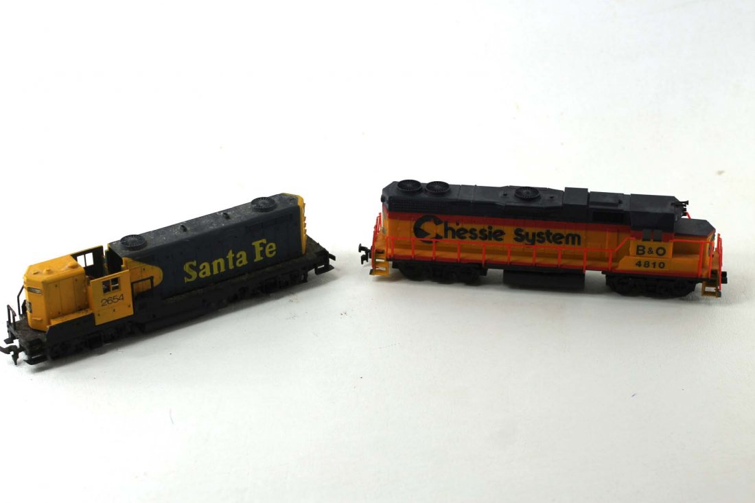 Lot of 2 HO Scale Train Engines or Locomotives (1 of 3)